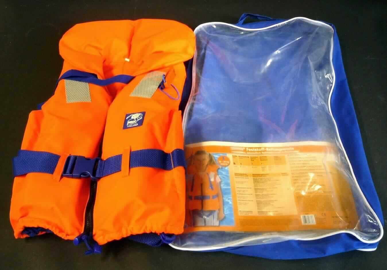 Zusammengesetzte Ware, bestehend aus einer anderen konfektionierten Ware (Schwimmweste) und 
einer Signalpfeife, sog. BEMA Feststoff Rettungsweste für 30 - 40 Kg, Art. Nr. 13370, Größe Youth, 
Foto siehe Anlage,
- verpackt in einer wiederverschließbaren Tragetasche aus überwiegend Vliesstoffen (übliche Verpackung
  im Sinne der AV 5b)) mit bedrucktem Pappeinleger in Aufmachung für den Einzelverkauf, 
- Schwimmweste:
-- in der Art einer taillenlangen, ärmellosen Weste gearbeitet, mit weiten Armausschnitten,
-- aus charakterbestimmenden, ca. 1,1 mm dicken, einseitig (Innenseite) mit dem bloßem Auge 
   wahrnehmbar mit einer Lage (Folie) aus Kunststoff (kein Zellkunststoff) versehenen Geweben der 
   Position 5903 aus Spinnstoffen,
-- mit eingearbeiteten Lagen aus Zellkunststoff, die als Auftriebsmittel dienen,
-- vorn mit einer durchgehenden Öffnung mit Reißverschluss ohne Überlappung; am oberen Rand mit 
   angenähten Gewebebändern aus Spinnstoffen und am unteren Rand mit einer eingezogenen Zugkordel mit 
   Kunststoffstopper ausgestattet,
-- mit einem hohen Kragen, der u. a. dazu dient, den Kopf über Wasser zuhalten,
-- in Taillenhöhe mit einem durch Schlaufen gezogenen Gürtel aus Geweben aus Spinnstoffen mit 
   einem Schnallenverschluss aus Kunststoff ausgestattet,
-- am hinteren, unteren Rand mit einem angenähten Gewebeband; das Band wird durch die an der Vorderseite 
   angenähten Ösen aus Kunststoff gezogen, um den Sitz der Schwimmweste zu verbessern,
-- im Brustbereich mit aufgenähten, reflektierenden Zuschnitten aus Spinnstoffen und einem Firmenlogo
   ausgestattet,
-- durch Zusammennähen konfektioniert,
-- entspricht laut Etikett der Normung DIN EN ISO 12402-4 (Rettungsweste Typ 100 N);
   dies entspricht einem Auftrieb bei Kindern (Youth) von 50 Newton und bei Erwachsenen von 100 Newton,
-- erfüllt somit die Europäische Norm (EN) 395 und stellt sich als Schwimmweste im Sinne der Unterposition 
   6307 2000 dar, u. a. somit keine Ware der Position 9506,
- Signalpfeife:
-- quaderförmig, in den Abmessungen: 7 cm x 2 cm x 1 cm,
-- aus einfarbigen Kunststoff,
-- auf der Rückseite mit einer Klammer ausgestattet,
-- dient als Mundpfeife zum Signalgeben,
-- ist mit einer Kordel an der Weste befestigt,
- die Schwimmweste verleiht der zusammengesetzten Ware insbesondere im Hinblick auf den Umfang,
  den Gesamteindruck und den Verwendungszweck ihren wesentlichen Charakter.

"Andere konfektionierte Ware (Schwimmweste), aus Spinnstoffen"