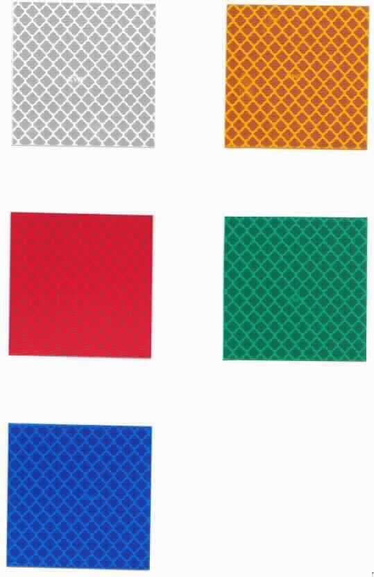 Angaben des Antragstellers:
Selbstklebende, reflektierende Folie mit regelmäßigem Wabenstrukturmuster, bestehend aus einer Acrylpolymerfolie, gefolgt von einer Schicht Poly(methylmethacrylat) mit Mikroprismen sowie einer Schutzfolie. In Rollen mit einer Breite ab 200 mm bis zu 1240 mm und einer Länge bis maximal 100 m.
Auch in segmentierten Stücken bis maximal 1220 mm x 1220 mm gestückelt, nicht kleiner als 200 mm x 200 mm.

Untersuchungsergebnis an einem Warenmuster (Ergebnisse aus dem Jahr 2012):
Rechteckige, weiße, einseitig selbstklebende, in Regenbogenfarben reflektierende Folie mit einem regelmäßigen Rautenmuster (siehe Abbildung). Die Folie besteht aus einer klarsichtigen, transparenten Kunststofffolie, einer weißen, glänzenden Kunststofffolie, einer Klebeschicht und einer klarsichtigen, transparenten Kunststoffschutzfolie (Dicke (ohne Schutzfolie): ca. 0,41 mm).

Befund:
Es liegt eine selbstklebende Kunststofffolie der Position 3919 vor.