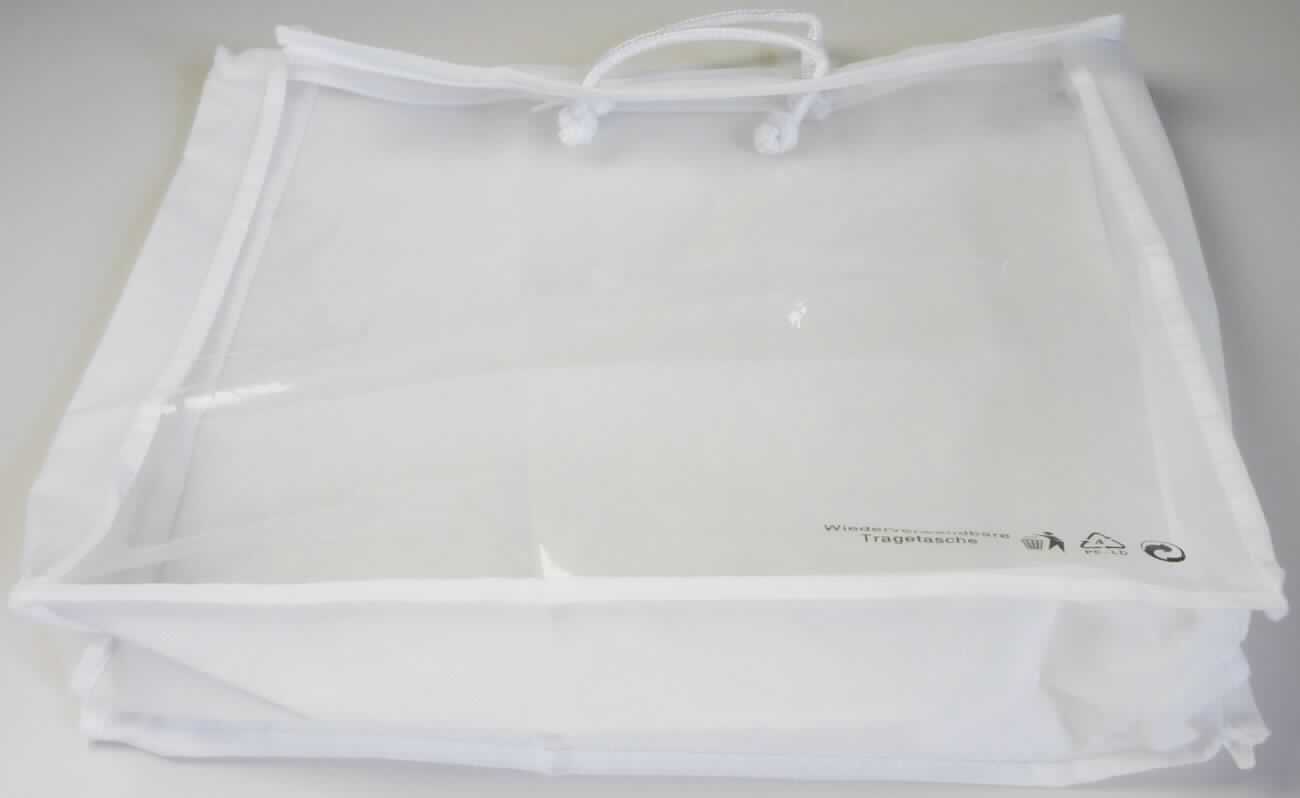 Beutel zu Verpackungszwecken (Verpackungstasche für Bettwaren), sog. Reißverschlusstasche, Foto siehe Anlage,
- annähernd quaderförmig, in den Abmessungen (L x B x H): ca. 37 cm x 37 cm x 13 cm,
- mit einer Rückseite und Schmalseiten aus Vliesstoffen aus laut Antrag Polypropylen (synthetische Spinnstoffe),
- mit einer Vorderseite aus einer klarsichtigen Kunststofffolie aus laut Antrag Polyethylen (Meterware des
  Kapitels 39),
- mit Randeinfassungen aus Vliesstoffen,
- mit einer über drei Seiten verlaufenden Öffnung mit Reißverschluss auf der Oberseite, 
- auf der Oberseite mit zwei Ösen aus augenscheinlich unedlem Metall und zwei Tragegriffen aus Spinnstoff 
  ausgestattet,
- durch Zusammenfügen konfektioniert,
- dient als Aufbewahrungsbehältnis für Bettwaren zum Transport und zur Lagerung bis zum Verkauf,
- stellt sich nicht als Behältnis der Position 4202 dar, da die Ware weder namentlich im Positionswortlaut genannt, 
  noch einem der dort genannten Behältnisse ähnlich ist,
- insbesondere im Hinblick auf den Umfang bestimmt der Vliesstoff aus synthetischen Spinnstoffen gegenüber dem
  Kunststoff den Charakter der Ware.

"Beutel zu Verpackungszwecken, aus synthetischen Spinnstoffen, anderer als in den Unterpositionen
 6305 32 und 6305 33 genannte, aus Vliesstoffen"