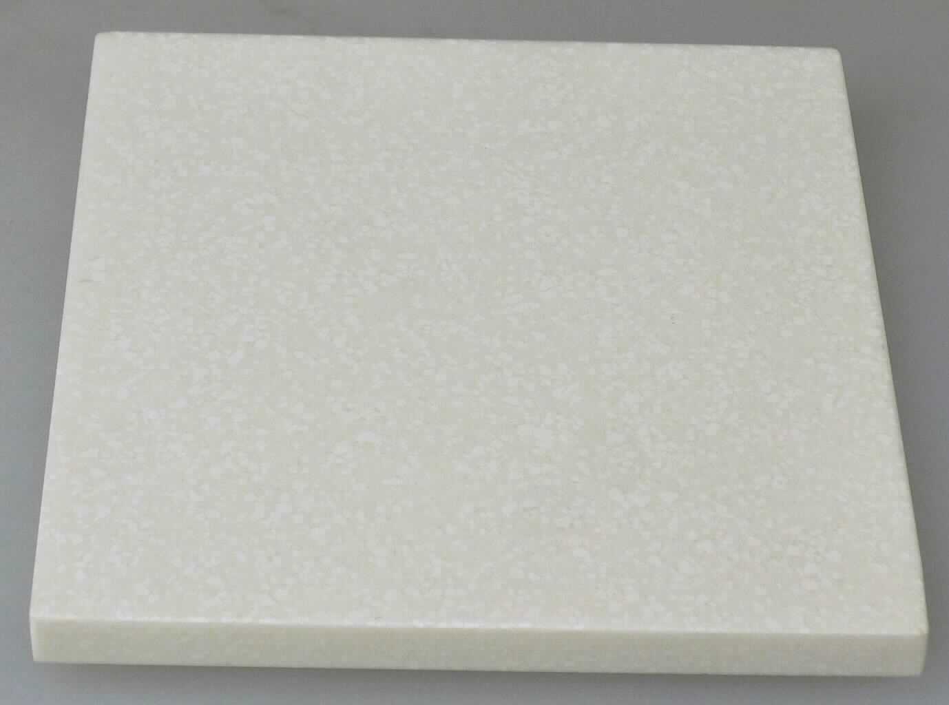 Angaben des Antragstellers:
Mineralwerkstoffplatten zur Verwendung im dekorativen Innenausbau. Dicke: 4,8 bis 13 mm.
Zur Zusammensetzung liegen vertrauliche Angaben vor.

Untersuchungsergebnisse an einem Warenmuster:
Abschnitt einer gräulich-weißen, weiß gesprenkelten, rechteckigen, harten, nicht biegsamen Kunststoffplatte (Dicke: ca. 0,6 cm).

Befund:
Es liegt eine Kunststoffplatte aus einem anderen ungesättigten Polyester im Sinne der Position 3920 vor.
