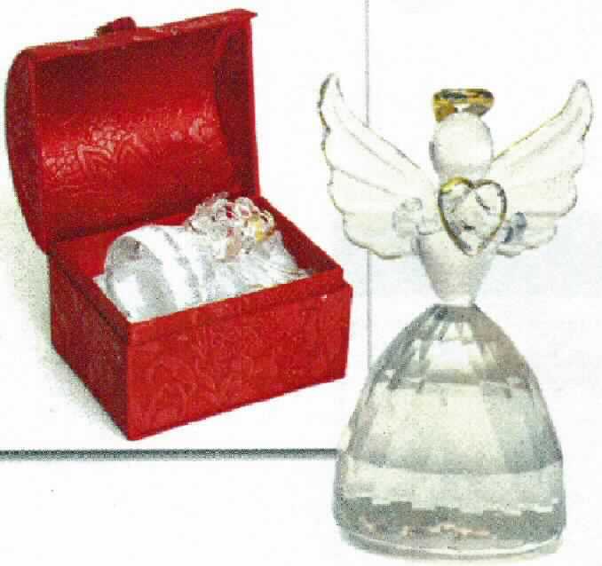 Ziergegenstand aus lampengeblasenem Glas, sog. Engel Kristall mit Herz, Foto siehe Anlage,
ein Warenmuster wurde nicht vorgelegt, die Einreihung erfolgt anhand der Antragsangaben,
- in Form eines stilisierten Engels mit Heiligenschein,
- - aus lampengeblasenem Glas am Oberkörper,
- - aus gewöhnlichem Glas am Unterkörper (den Rock bildend),
- - ein der Ware ihren wesentlichen Charakter verleihender Stoff kann nicht ermittelt werden,
    somit ist die Ware der von den gleichermaßen in Betracht kommenden Positionen 7013 und 7018 
    in der Nomenklatur zuletzt genannten Position zuzuweisen,
- ein Herz in den Händen haltend,
- der Heiligenschein und das Herz sind goldfarben bemalt,
- mit einer Höhe von 8 cm,
- in einem zur Aufnahme des Engels besonders gestalteten und zum dauernden Gebrauch geeigneten 
  Behältnis aus mit Spinnstoffgeweben überzogener Pappe mit aufklappbarem Deckel eingesteckt.

"Zier- und Fantasiegegenstand aus lampengeblasenem (gesponnenem) Glas"