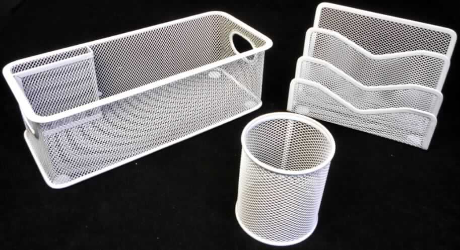 Es handelt sich um Sets, bestehend aus einer kreiszylinderförmigen Stiftebox (Höhe x Bodendurchmesser: ca. 9,3 cm x 8 cm), einem Briefsortierer mit rechteckiger Grundfläche und vier unterschiedlich hohen Stützen (max. Höhe x Breite x Tiefe: ca. 12 cm x 17,4 cm x 8 cm) sowie aus einem quaderförmigen, oben offenen korbähnlichen Behältnis (Höhe x Breite x Tiefe: ca. 9 cm x 28,2 cm x 12,2 cm), welches in einer Ecke innen ein schmales Fach aufweist. 
Die Außenseiten der Bestandteile des Sets sowie die Bodenflächen des Briefsortierers und des korbähnlichen Behältnisses sind jeweils aus einem Streckgitter aus mit einem Farbüberzug versehenen Stahl (lt. Antragstellerangabe) mit rhombenförmigen Maschen und einem Rahmen gefertigt; die Bodenfläche der Stiftebox besteht aus Stahlblech und ist innen mit einem runden Zuschnitt aus Kunststoff oder Kautschuk ausgekleidet. Die Erzeugnisse sind auf der Unterseite jeweils mit runden Zuschnitten aus rutschhemmendem Kunststoff oder Kautschuk beklebt.  
Die Erzeugnisse dienen der Büroausstattung und sind gemeinsam in einer transparenten Folie mit bedrucktem Pappetikett verpackt.

Abbildung siehe Anlage.

Derartige Erzeugnisse gehören als "den Sortier-, Ablege-, Karteikästen und Federschalen ähnliche Ausstattungsgegenstände für Büros, aus unedlen Metallen" zur Codenummer 8304 0000 00 0 des Elektronischen Zolltarifs.