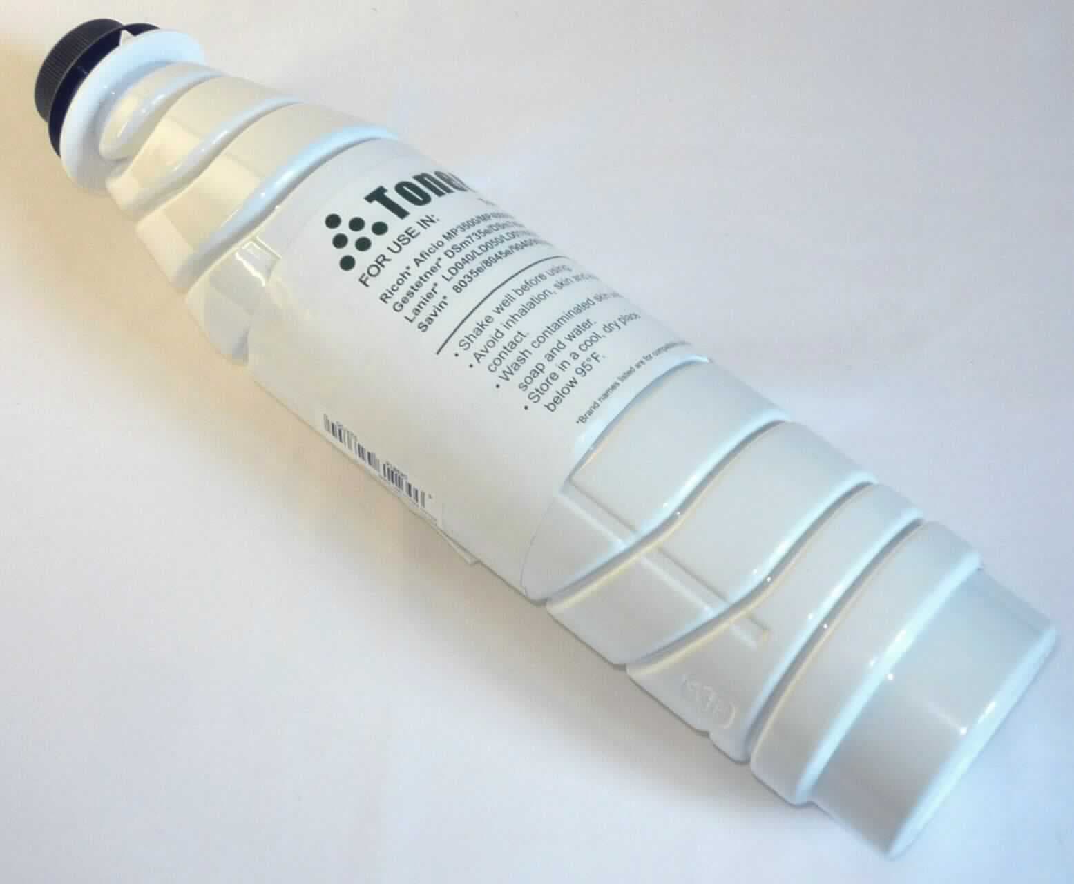 Angaben: Warenbezeichnung: Mit Toner befüllte Kunststoffflasche Art. RT-4500N, mit eingepressten Stegen zum Tonertransport und Mischen in der Flasche, die Flasche ist mit einem Drehcap verschlossen, die Flasche hat einen Sicherheitsstift, den die Maschine herauszieht und den Toner somit freigibt, die Ware dient ausschließlich der Nutzung für Geräte der Pos. 8443

Feststellungen: Äußere Beschaffenheit des vorgelegten Warenmusters: quaderförmiger Original-Karton mit u.a. dem Aufdruck "RT-4500N, COMPONENTS: Styrene-acrylic resin, Organic pigments, Wax, Titanium compounds" Karton enthielt: 1 weiße, flaschenförmige Kunststoffkartusche mit äußerer Führungsspirale (Höhe: ca. 36 cm) , verschlossen mit einem Drehverschluss, beschriftet mit dem Aufdruck u.a. "TONER  Type MP 4500A/841346", ohne erkennbare, äußere, drehbare, mechanische Teile; Inhalt: schwarzes, staubfeines Pulver.

Die Angaben des Antragstellers zur Zusammensetzung des Toners werden als zutreffend unterstellt. 

Befund: Zolltariflich handelt es sich bei dem Tonerpulver um ein zubereitetes chemisches Erzeugnis zu fotografischen Zwecken, der Position 3707 des Zolltarifs.