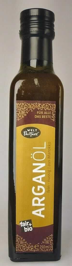 Angaben des Antragstellers:
Zusammensetzung: Arganöl, kaltgepresst.
Verwendung: Lebensmittel.
Handelsübliche Maßeinheit: Glasflasche mit 250 ml.

Feststellungen anhand einer Warenprobe:
Verpackung: Eckige Braunglasflasche (250 ml) mit einem gesicherten, goldfarbenen Schraubverschluss aus Metall und einer Gießvorrichtung aus Kunststoff. 
Kennzeichnung (Auszug): "ARGANÖL fein nussig / aus Marokko Für alle das Beste Welt Partner fair+bio ZUTATEN: Arganöl, kaltgepresst aus kontrolliert ökologischem Anbau und fairem Handel 250 ml" 
Warenbeschaffenheit: Gold-gelbe, schwach trübe, ölige Flüssigkeit (Öl); Geruch: ölig-nussig; Geschmack: nach Pflanzenöl, intensiv nussig. 

Befund:
Die Einreihung erfolgt auf der Grundlage der Antragsangaben. Nach den Angaben des Antragstellers liegt rohes Arganöl vor. Das Erzeugnis ist unmittelbar - ohne weitere Be- und Verarbeitung - für die menschliche Ernährung geeignet.

Andere pflanzliche Fette und fette Öle (einschließlich Jojobaöl) sowie deren Fraktionen, auch raffiniert, jedoch nicht chemisch modifiziert: andere als Leinöl und seine Fraktionen, Maisöl und seine Fraktionen, Rizinusöl und seine Fraktionen oder Sesamöl und seine Fraktionen: andere Fette und Öle sowie deren Fraktionen: rohe Fette und Öle: andere als zu technischen oder industriellen Zwecken, ausgenommen zum Herstellen von Lebensmitteln: fest, in anderen Aufmachungen; flüssig.