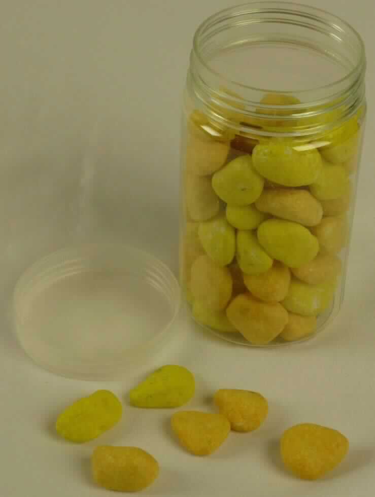 Angaben: Warenbezeichnung: Deko Natursteine, gefärbt, gelb, 500g - Material: Marmor - Herstellung: Marmor wird zerkleinert, gemahlen, nach Farbe+Größe sortiert und eingefärbt - Sonstiges: in einer PET-Dose mit Schraubdeckel zu erwerben.

Feststellungen: Äußere Beschaffenheit des vorgelegten Warenmusters: Körnung aus gelben, unregelmäßig geformten, teils rundlichen, kleinen, harten Steinchen - Korngröße: ca. 2 - 2,5 cm.

Die Angaben der Antragstellerin werden als zutreffend unterstellt.  

Befund: Danach handelt es sich zolltariflich bei den Steinen um eine Körnung von Naturstein, künstlich gefärbt, der Position 6802 des EZT.
