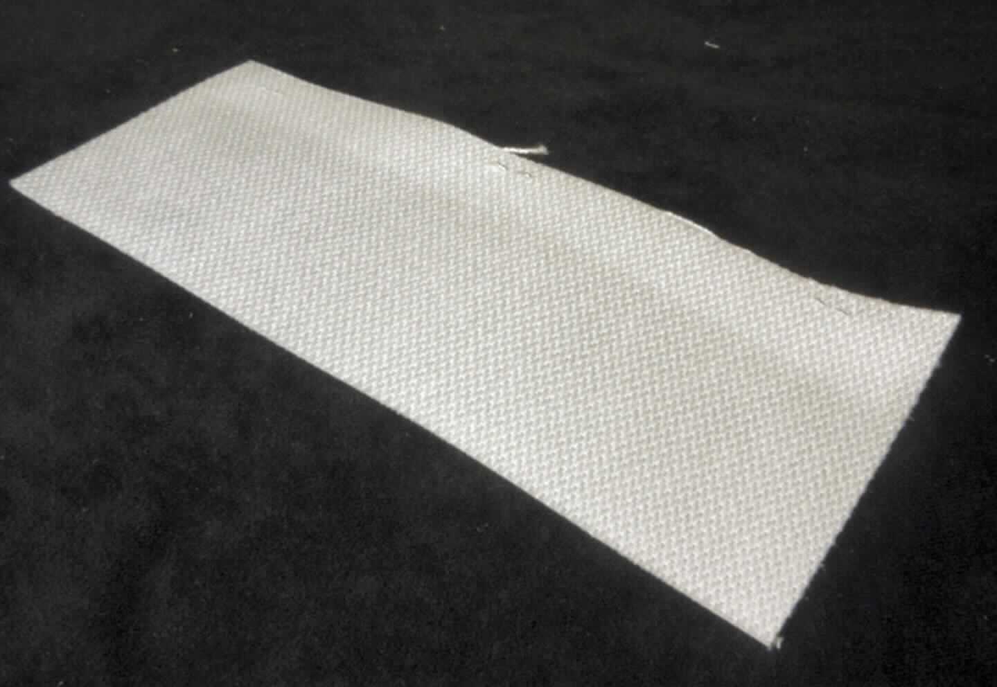Ware des technischen Bedarfs (Filtertuch), sog. Gewebe aus Polypropylen Multifilament Spun Twill,
Foto siehe Anlage,
- als Meterware, laut Antrag mit einer Breite von ca. 180 cm,
- aus einem ca. 0,8 mm dicken, körperbindigen Gewebe aus laut Antrag 100 % Polypropylen (Multifilament; 
  synthetische Chemiefasern),
- laut Antrag von der zur Filtration, insbesondere von Fest-/Flüssigkombinationen, in industriellen Anlagen 
  verwendeten Art; in physikalischer Weise dem speziellen Filtrierzweck angepasst (u. a. hohe Dichte).
  
"Ware des technischen Bedarfs (Filtertuch), aus Spinnstoffen, aufgeführt in Anmerkung 7 zu diesem 
 Kapitel, anderes als in den Unterpositionen 5911 10 bis 5911 32 genannte, Filtertücher von der
 zum Pressen von Öl oder zu ähnlichen technischen Zwecken verwendeten Art"