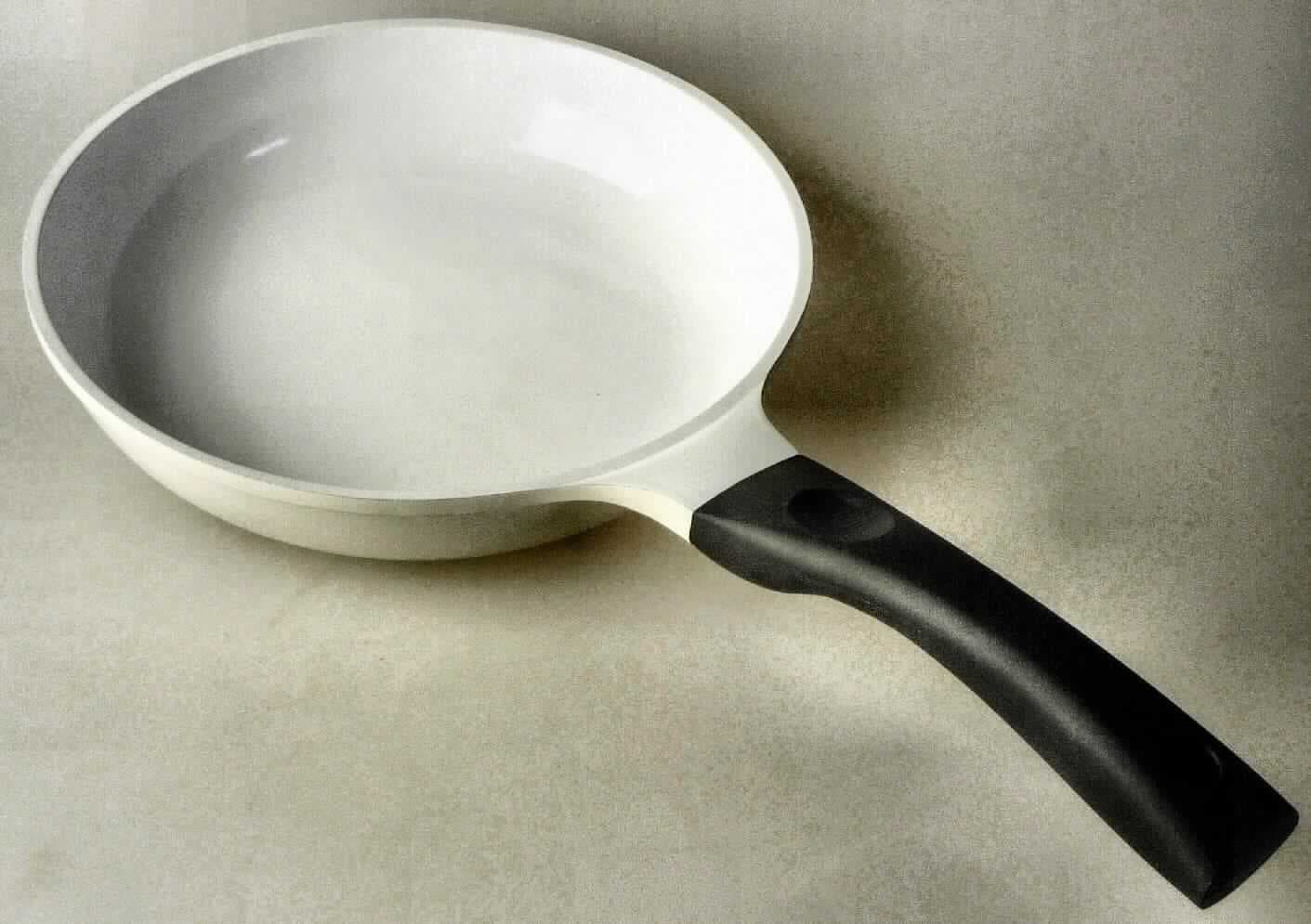 Es handelt sich um aus Aluminium gefertigte Pfannen (Durchmesser: etwa 25 cm), bestehend aus einer etwa 5,5 cm hohen Schale, die an der Unterseite mit einer mit Aussparungen versehenen Schicht aus Edelstahl versehen ist. 
Das Erzeugnis weist auf der Innenseite eine Antihaftbeschichtung (Keramik) auf und ist mit einem Stiel aus Kunststoff (Bakelit), der am oberen Ende mit einer als Aufhängevorrichtung dienenden Aussparung versehen ist, ausgestattet. Der Stiel ist mittels einer Schraube aus unedlem Metall mit der Schale verbunden. 
Aluminium herrscht gewichtsmäßig gegenüber jedem anderen unedlen Metall vor. 
-Materialangaben laut Antragsteller-

Abbildung siehe Anlage.

Derartige Waren gehören als "andere Haushaltsartikel aus Aluminium" zum TARIC-Code 7615 1090 90.