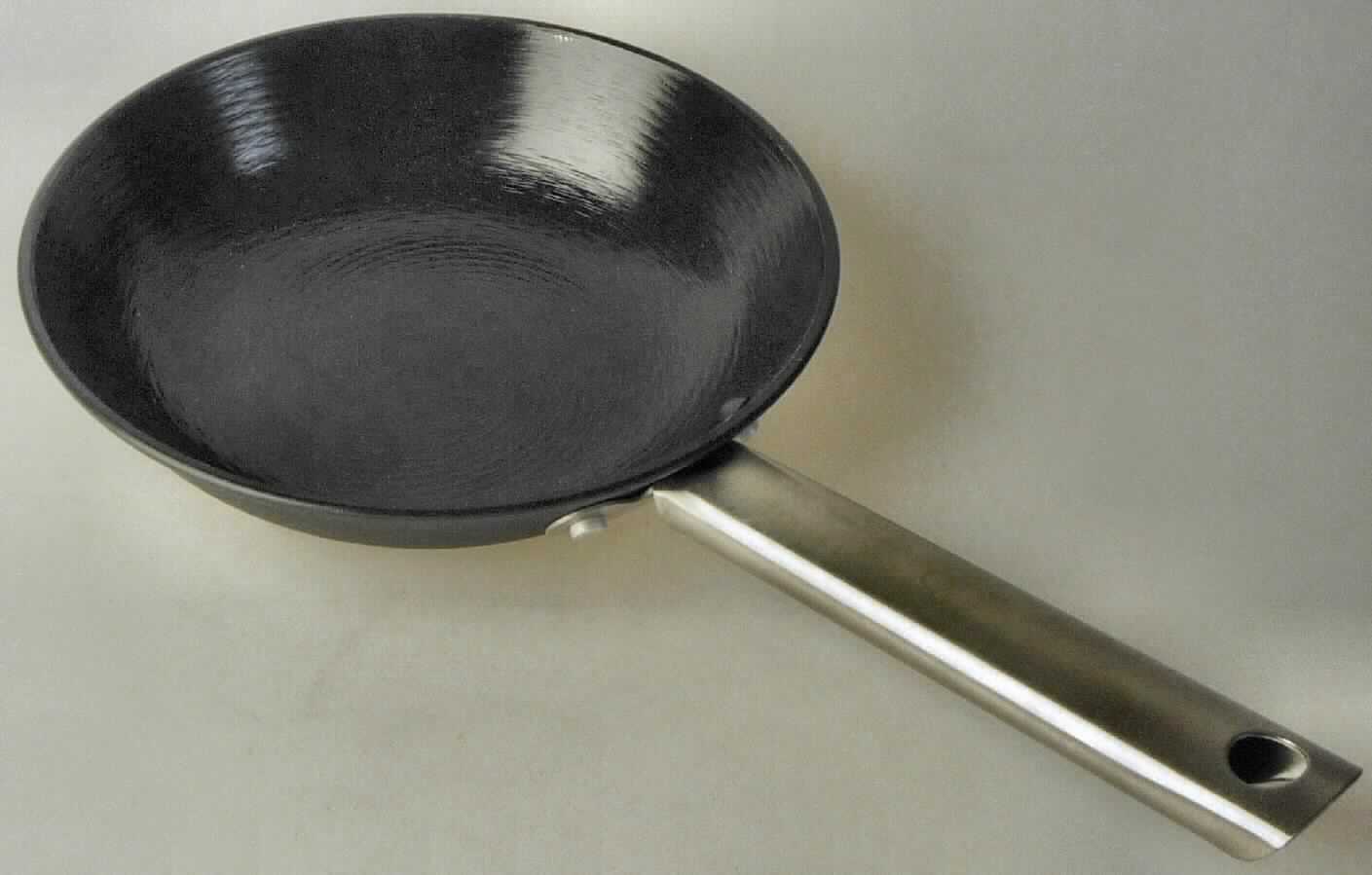 Es handelt sich um Pfannen (Durchmesser x Höhe: ca. 20 cm x 5 cm) aus charakterbestimmendem Gusseisen mit Keramikbeschichtung auf der Innenseite und einem Stielgriff aus nicht rostendem Stahl.
- Materialangaben lt. Antragsteller. -
Die Erzeugnisse sind in einer bedruckten Banderole aus Pappe mit Hinweisen u. a. zu Pflege und Garantie verpackt.

Abbildung siehe Anlage.

Derartige Erzeugnisse gehören als "Haushaltsartikel aus Gusseisen, nicht emailliert" zum TARIC-Code 7323 9100 00.
