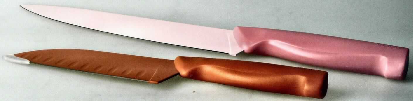 "Messer (verschiedene Größen)"; es handelt sich um Messer mit schneidender, feststehender Klinge aus nichtrostendem Stahl (3Cr14) mit geradem Schliff. Sie sind mit einer farblich auf den Kunststoffgriff abgestimmten Beschichtung ausgestattet. Gegenstand dieser vZTA sind konkret

a) ein Santokumesser, Gesamtlänge ca. 23,5 cm, Klingenlänge 13,5 cm, zusätzlich an der Spitze
    mit einem Schneidenschutz aus Kunststoff versehen und
b) ein Schneidemesser, Gesamtlänge ca. 32,2 cm, Klingenlänge 20,0 cm

Diese werden in der Küche beim Zubereiten von Speisen verwendet.

Sie sind in einer Blisterverpackung aufgemacht.

(Angaben lt. Antragsteller)

Abbildung siehe Anlage.

Derartige Erzeugnisse gehören als "andere Messer mit schneidender, feststehender Klinge aus unedlem Metall, kein Messer der Position 8208" zum TARIC-Code 8211 9200 00.