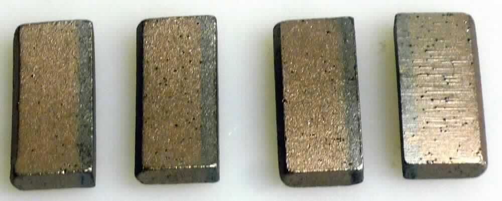 Angaben:
Diamantsegmente

Bestandteile des Segments:
Künstlich hergestellter Diamant als arbeitendes Material 
Bindung: verschiedene unedle Metalle (Eisen, Kobalt und Nickel)

Verwendungszweck: Durch das Auflöten/Aufschweißen auf einen Metallkern / eine Metallaufnahme oder ein Metallrohr entsteht:
eine Diamanttrennscheibe
ein Diamantschleiftopf
eine Diamantbohrkrone

Feststellungen:
ca. 22 x 9 x 4 mm große, schwach gebogene, metallische Segmente.
Die Angaben der Antragstellerin werden als zutreffend angesehen.


Befund:
andere Schleifsteine und dergleichen, ohne Gestell, zum Schneiden, Schleifen oder Trennen