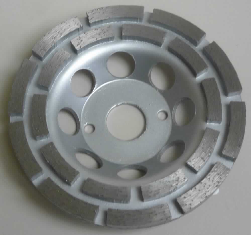 Angaben:
Diamantschleiftopf
Bestandteil: 1. Segment 
                   2. Metallaufnahme

Bestandteile des Segments:
Künstlich hergestellter Diamant als arbeitendes Material der Diamanttrennscheibe
Bindung: verschiedene unedle Metalle (Eisen, Kobalt und Nickel)

Verwendungszweck: Schleifen von Stein und abrasivem Material (z.B. Marmor, Beton, 
Asphalt, Granit, Pflaster, Frischbeton)
Planschleifen bzw. Abtragen von Farben, Kleber, Unebenheiten usw.

Feststellungen:
rundes gewölbtes Schleifwerkzeug mit ebener Schleiffläche (siehe Abb.), Durchmesser ca. 12,5 cm, am Rand in regelmäßigen Abständen mit 2 Reihe von jeweils 10 Schleif-Segmenten versehen.


Befund:
andere Schleifsteine und dergleichen, ohne Gestell, zum Schleifen