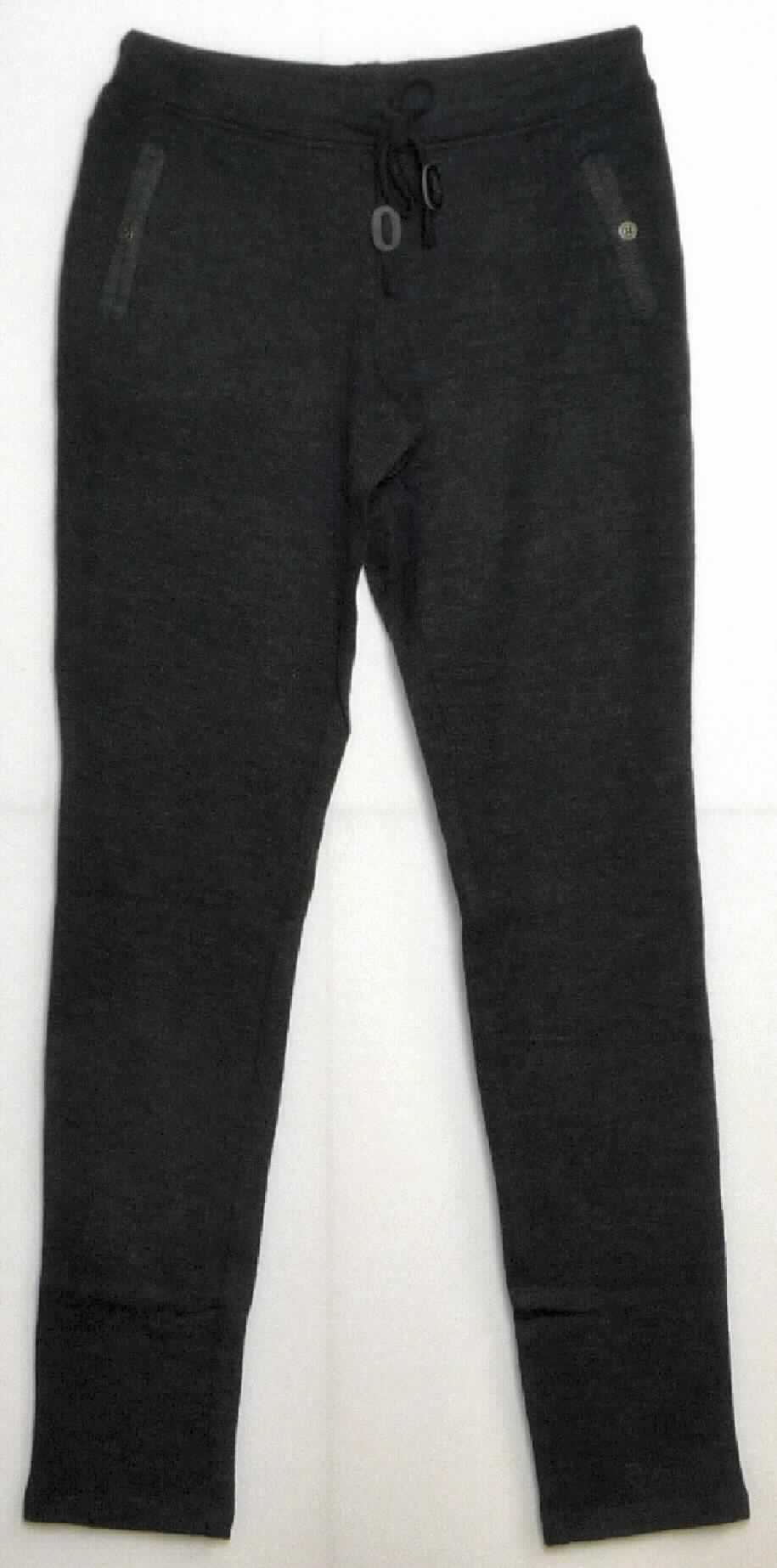 Lange Hose, sog. Lake View Trackpant, Art. W04079, Größe S, Foto siehe Anlage,
- aus ca. 1 mm dicken, buntgewirkten Gewirken (melierte Garne) aus lt. Antrag 63 % Merinowolle und 37 % 
  Baumwolle,
- in der Taille abschließend, mit einem ca. 4 cm breiten Bund mit Tunnelzug, 
- ohne Öffnung und ohne Verschluss; ohne Hinweise auf den Trägerkreis (unisex),
- seitlich mit eingesetzten Taschen mit Knopfverschluss und hinten mit Taschenattrappen,
- mit knöchellangen Hosenbeinen, 
- an den Beinabschlüssen durch Umschlagen und Festnähen gesäumt.

"Lange Hose, aus Gewirken, für Frauen, aus Wolle"