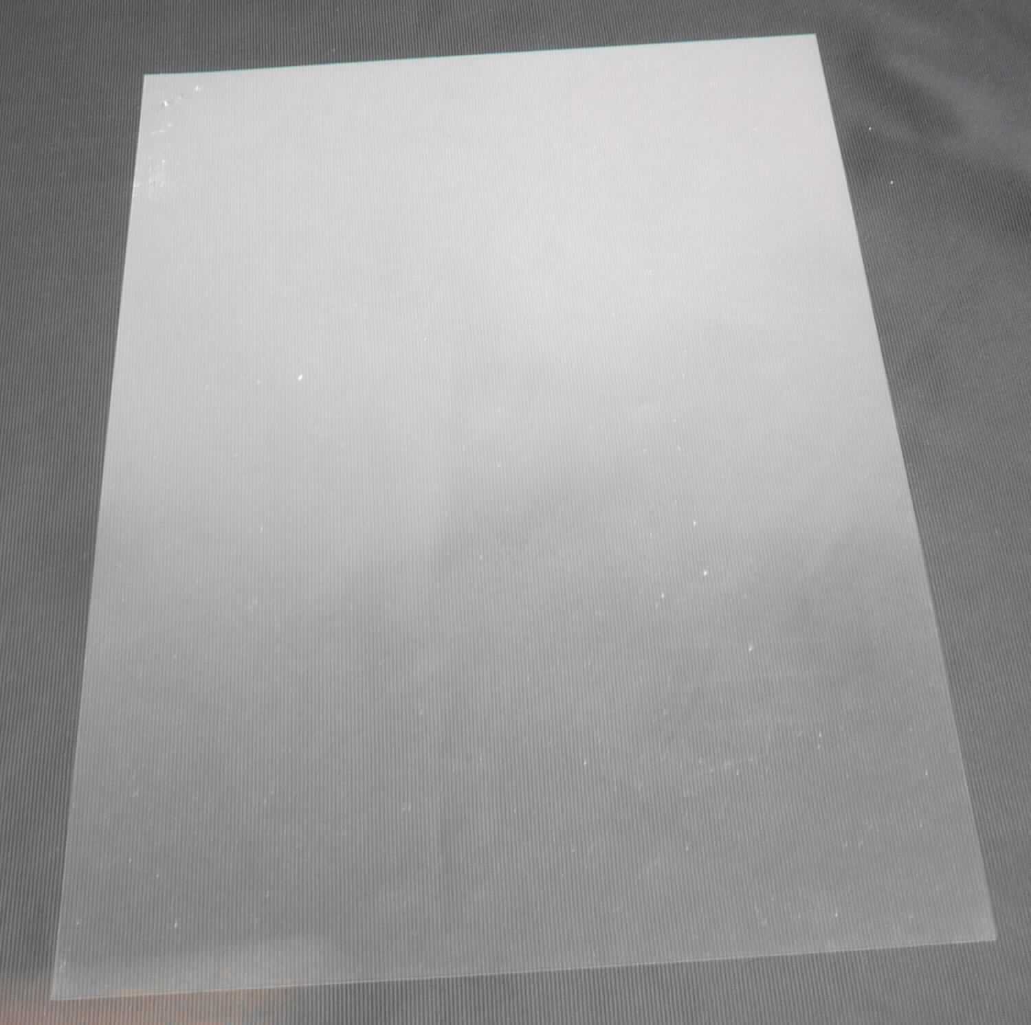 Angaben des Antragstellers:
Fensterfolien

Untersuchungsergebnisse an einem Warenmuster:
Es wurde ein transparenter, rechteckiger Kunststofffolienabschnitt aus Polyethylenterephthalat (Dicke: ca. 0,1 mm) vorgelegt.

Befund:
Es liegt eine Kunststofffolie aus Polyethylenterephthalat im Sinne der Position 3920 vor.