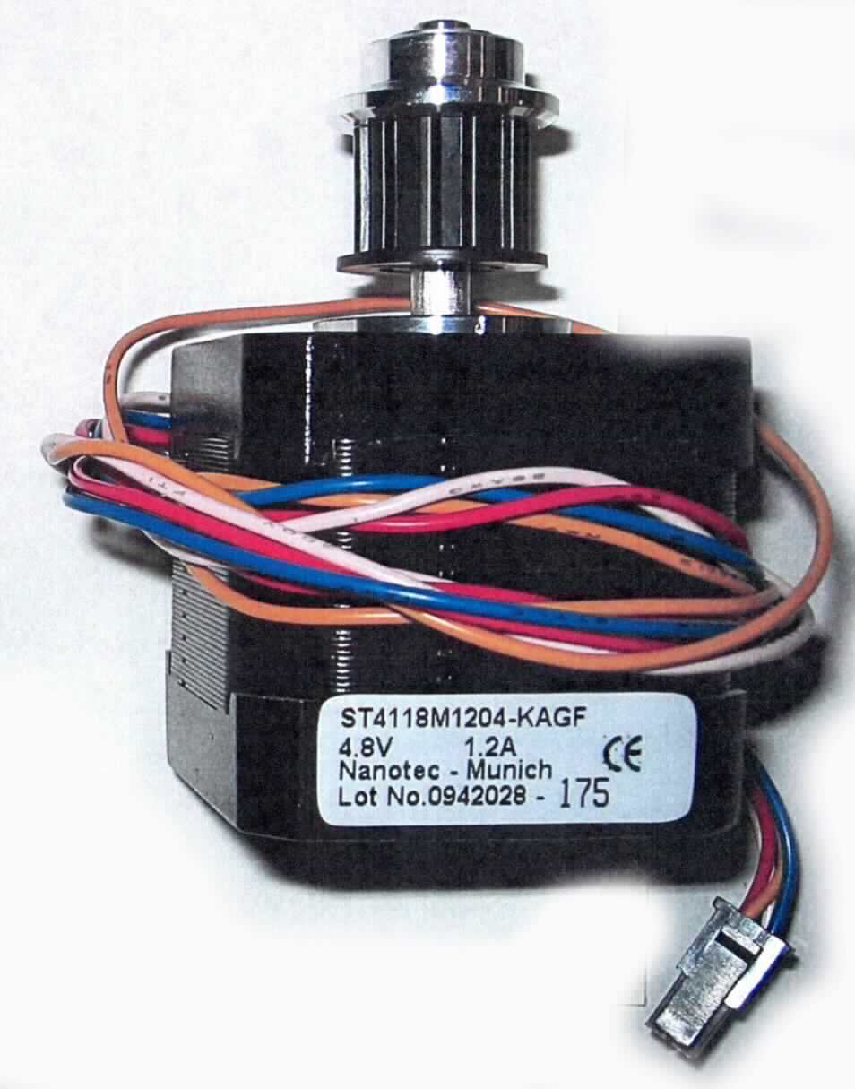 Elektromotor, sog. "Verriegelungsmotor M626",
- in Form eines Synchronmotors (Schrittmotor) in einem würfelförmigen Motorgehäuse 
  (Abmessungen: ca. 42 x 42 x 38 mm), 
- in Kombination mit einer Welle und einem Kraftübertragungsrad, 
- mit einem Kabel mit Stecker versehen, 
- mit einer Leistung von ca. 5,76 W bei einer Versorgungsspannung von 4,8 V und einer Stromstärke von 1,2 A, 
- zur Verwendung z.B. in einem Digitizer.

Der Elektromotor übt innerhalb der Maschinenkombination die kennzeichnende Haupttätigkeit aus.

Das Erzeugnis ist als "Elektromotor mit einer Leistung von 37,5 W oder weniger, Synchronmotor mit einer Leistung von 18 W oder weniger, nicht für bestimmte Luftfahrzeuge - Schrittmotor" einzureihen.