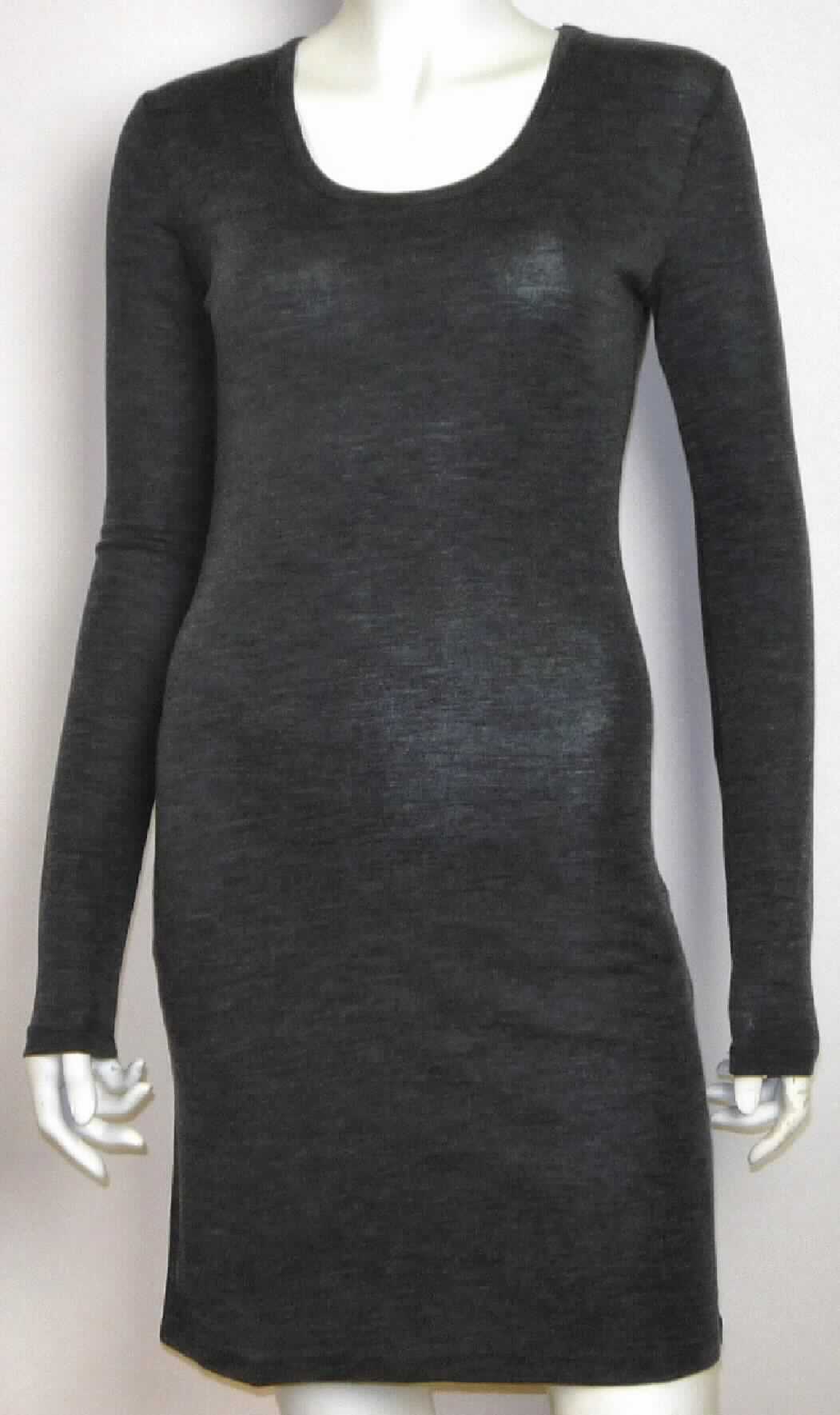 Kleid, sog. Kandos Dress, Art. W04080, Größe S, Foto siehe Anlage,
- aus ca. 0,8 mm dicken, buntgewirkten Gewirken (melierte Garne) aus laut Antrag 100 % Merinowolle,
- über den halben Oberschenkel reichend (Rückenlänge: ca. 88 cm),  
- mit einem runden Halsausschnitt,
- ohne Öffnung und ohne Verschluss,
- mit langen Ärmeln,
- an den Ärmelenden und am unteren Rand durch Umschlagen und Festnähen gesäumt,
- kann ohne ein weiteres, den Unterkörper bedeckendes Kleidungsstück getragen werden.

"Kleid, aus Gewirken, für Frauen, aus Wolle"