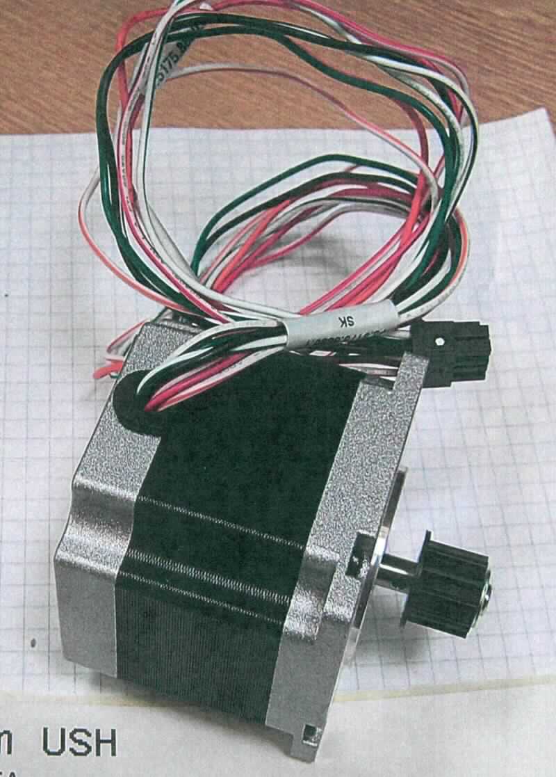 Elektromotor, sog. "Walzenklemmmotor M6",
- in Form eines Synchronmotors (Schrittmotor), in einem würfelförmigen Motorgehäuse 
  (Abmessungen ca. 56,4 x 56,4 x 49 mm), 
- in Kombination mit einer Welle und einem Riemenrad (Z10), mit einem Kabel mit Stecker versehen, 
- mit einer Leistung von ca. 7,2 W bei einer Versorgungsspannung von 3,6 V und einer 
  Stromstärke von 2 A, 
- zur Verwendung z.B. in einem Digitizer als Antriebsmotor in der Transporteinheit.

Der Elektromotor übt innerhalb der kombinierten Maschine die kennzeichnende Haupttätigkeit aus.

Das Erzeugnis ist als "Elektromotor mit einer Leistung von 37,5 W oder weniger, Synchronmotor mit einer Leistung von 18 W oder weniger, nicht für bestimmte Luftfahrzeuge - Schrittmotor" einzureihen.