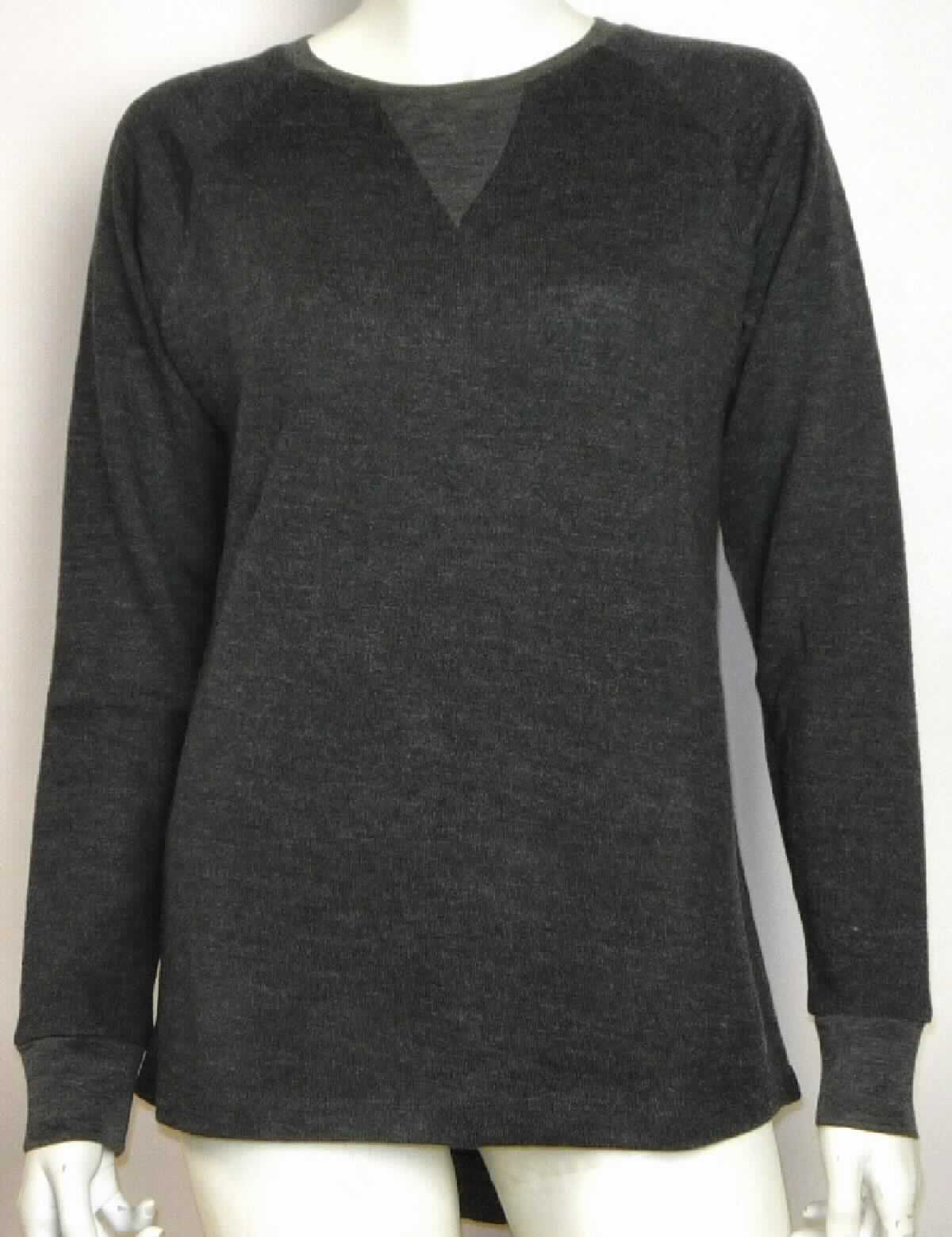 Pulloverähnliches Kleidungsstück, sog. Narabeen Pullover, Art. W04077, Größe S, Foto siehe Anlage,
- aus ca. 1,3 mm dicken, buntgewirkten Gewirken (aus melierten Garnen) aus laut Antrag 63 % Wolle und
  37 % Baumwolle,
- mit einem Stückgewicht von ca. 230 g,
- über den Schritt reichend (Rückenlänge: ca. 74 cm), hinten ca. 10 cm länger gearbeitet,
- mit einem runden, halsnahen Ausschnitt,
- ohne Öffnung und ohne Verschluss,
- ohne Hinweise auf den Trägerkreis (unisex),
- mit langen Ärmeln, an den Ärmelenden mit angenähten, gerippt gewirkten Bündchen,
- mit einem nicht verengenden, abgepasst gewirkten, hinten abgerundet gearbeiteten Abschluss am unteren Rand.

"Pullover, aus Gewirken, aus Wolle, mit einem Stückgewicht von weniger als 600 g, für Frauen"