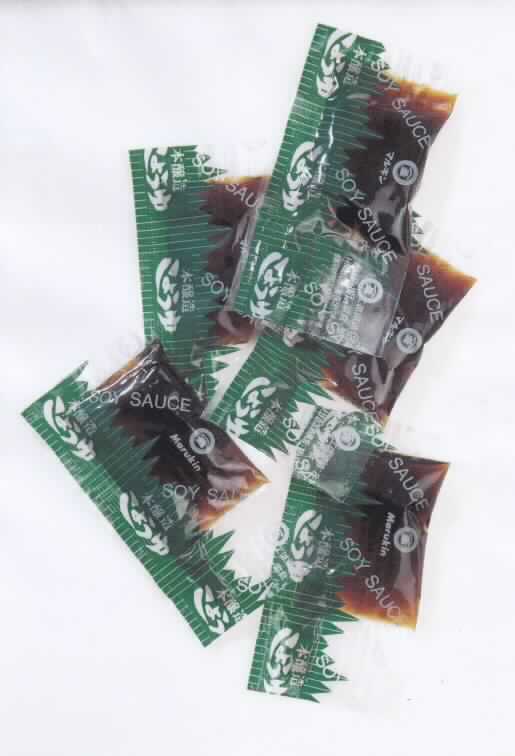 Zubereitete Würzsauce, Sojasauce

Original-Portionsbeutel aus klarer, grün-weiß bedruckter Kunststofffolie, 3,5 x 7 cm groß, mit 
asiatischen Schriftzeichen bedruckt und der englischen Warenbezeichnung. Füllmenge 5 ml.

Inhalt: Dunkelbraune, klare Flüssigkeit, einer Sojasauce entsprechend, mit salzig-würzigem 
Geschmack, zur Verwendung als Würzsauce geeignet.

Vorhandener Alkoholgehalt:                 3,0 %vol  

Zur Zusammensetzung wurden vertrauliche Angaben gemacht (s. Feld 8).

Zubereitete Würzsauce, Sojasauce