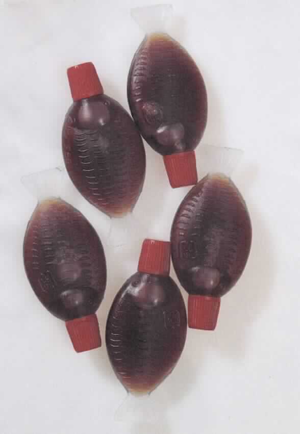 Zubereitete Würzsauce, Sojasauce

Farblose, 5 cm lange, 3 ml fassende Portions-Kunststofffischchen mit Schwanzflosse und rotem Schraub-
verschluss als Fischmaul, zu 400 Stück abgepackt im farblos-durchsichtigen Kunststoffbeutel, etikettiert 
mit Aufdruck der Warenbezeichnung, Füllmenge (400 x 3 ml), Zutatenliste, Herkunft und Importeur.

Inhalt: Dunkelbraune, klare Flüssigkeit, einer Sojasauce entsprechend, mit salzig-würzigem 
Geschmack, zur Verwendung als Würzsauce geeignet.

Vorhandener Alkoholgehalt:                 3,0 %vol  

Zur Zusammensetzung wurden vertrauliche Angaben gemacht (s. Feld 8).

Zubereitete Würzsauce, Sojasauce
