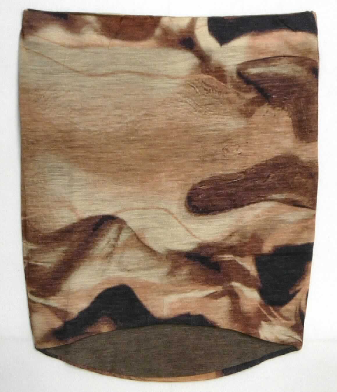 Rock, sog. Robinvale Skirt, Art. W04102, Größe S, Foto siehe Anlage,
- doppellagig gearbeitet; mit einer Außenlage aus ca. 0,5 mm dicken, bedruckten Gewirken und einer Innenlage 
  aus ca. 0,8 mm dicken, buntgewirkten Gewirken (melierte Garne); beide aus lt. Antrag 100 % Merinowolle, 
- über den Schritt reichend (Seitenlänge: ca. 45 cm), hinten abgerundet und vorn ca. 8 cm kürzer gearbeitet,
- in der Taille abschließend; mit einem elastischen Taillenbund,
- ohne Öffnung und ohne Verschluss,
- mit einem geraden Abschluss am unteren Rand,
- kann ohne ein weiteres, den Unterkörper bedeckendes Kleidungsstück getragen werden.

"Rock, aus Gewirken, für Frauen, aus Wolle"