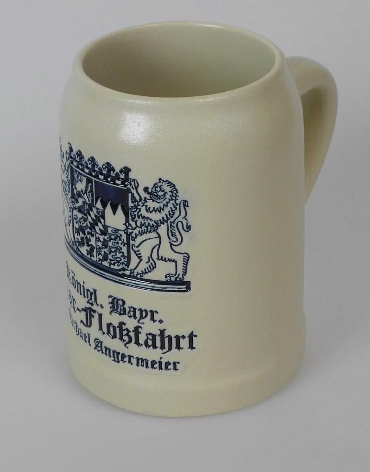 Keramisches Geschirr, sog. Krug bayrisch 0,5 l (Art. 1006742), Foto siehe Anlage, 
- grauer, glasierter, zylindrischer Krug mit Henkel,
- oben mit einem nach innen gerichteten Rand, 
- auf der Außenseite mit einem blauen Relief mit Wappen und einem Schriftzug versehen,
- mit einem Durchmesser von ca. 9,6 cm und einer Höhe von ca. 12,6 cm, 
- keramisches Erzeugnis, nach der Formgebung gebrannt, tonmineralhaltiges Material enthaltend, 
- nach dem Ergebnis der wissenschaftlichen Untersuchung handelt es sich um Steinzeug.

"Keramisches Geschirr (Bierkrug), aus Steinzeug"