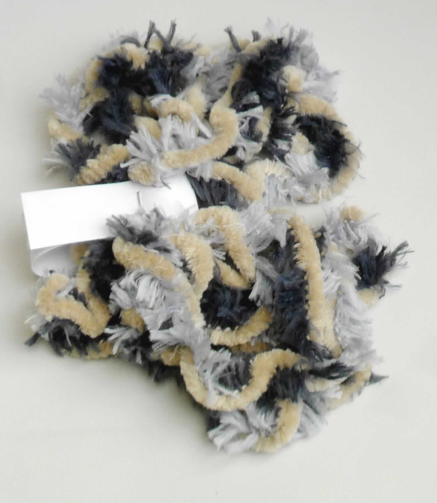 Chenillegarn, sog. Handstrickgarn "Big Cat", Art. Nr. 3594, Foto siehe Anlage,
- als Meterware, laut Antrag in einem Knäuel mit einer Lauflänge von 138 m,
- laut Untersuchungsergebnis aus Wirkchenille,
- aus synthetischen Chemiefasern (laut Antrag aus Polyester).

"Chenillegarn"