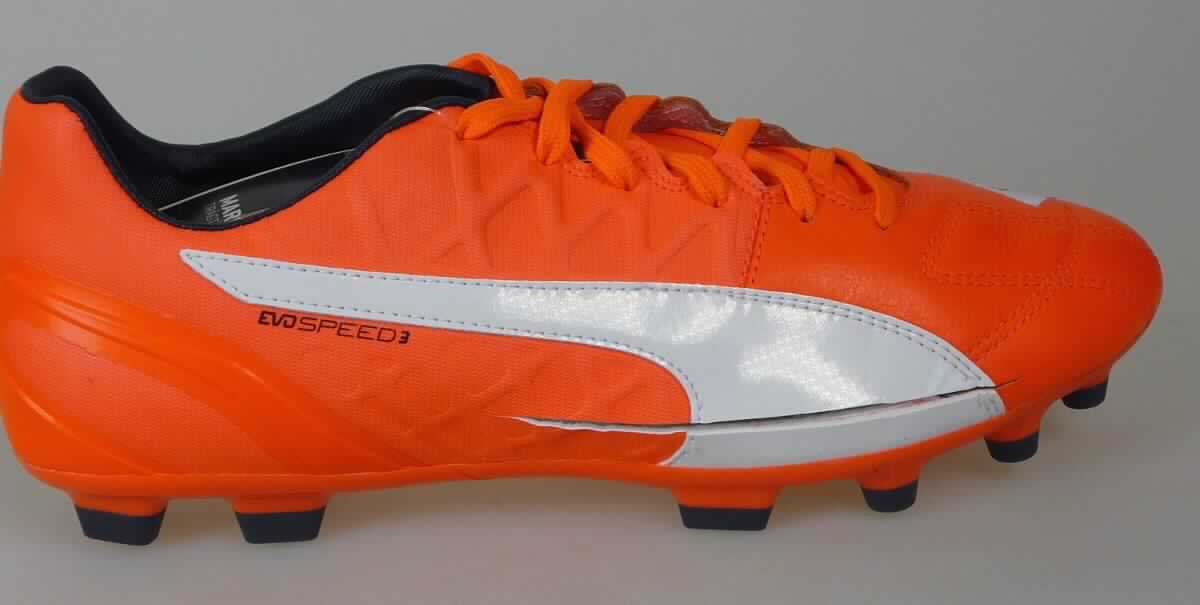 Sportschuhe (lt. Antrag: "Sportschuhe für Fußball, evoSpeed 3,4 Lth AG, Art. 103268", Foto siehe Anlage)
- mit Laufsohlen aus (lt. Antrag) Kunststoff, mit jeweils 14 abstehenden, stollenähnlichen Vorrichtungen versehen,
- mit Oberteil aus Kunststoff (Spinnstoff mit einer mit bloßem Auge wahrnehmbaren Außenschicht aus Kunststoff)
  und Leder,
- auf das Oberteil sind Stücke aus Kunststoff als Verstärkungsteile aufgesetzt,
- mit Firmenlogo verziert,
- mit Schnürsenkelverschluss

"Sportschuhe mit Laufsohlen und Oberteil aus Kunststoff, andere als in der Position 6401 und in den
 Unterpositionen 6402 1210 und 6402 1290 genannt"