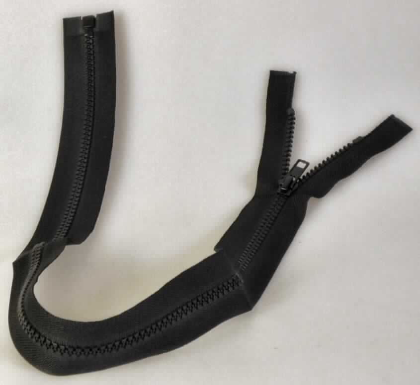 Es handelt sich um einen Reißverschluss mit Zähnen aus Kunststoff in Form von zwei Stoffbändern, an denen Kunststoffhäkchen (Zähne) befestigt sind, die durch einen Schieber aus unedlem Metall miteinander verzahnt werden. An einem Ende der Stoffbänder ist ein entsprechendes Abschlussstück aus unedlem Metall befestigt, siehe Foto. 
Das Erzeugnis liegt in den Größen  Größen 60, 65, 70, 75 und 80 cm in den Farben weiß, schwarz, dunkelblau, beige, grau und oliv vor.
Die Reißverschlüsse sind jeweils einzeln in einer transparenten Kunststofftüte mit Aufhängevorrichtung verpackt.

Sie sind als "Reißverschluss mit Zähnen aus Kunststoff" einzureihen.