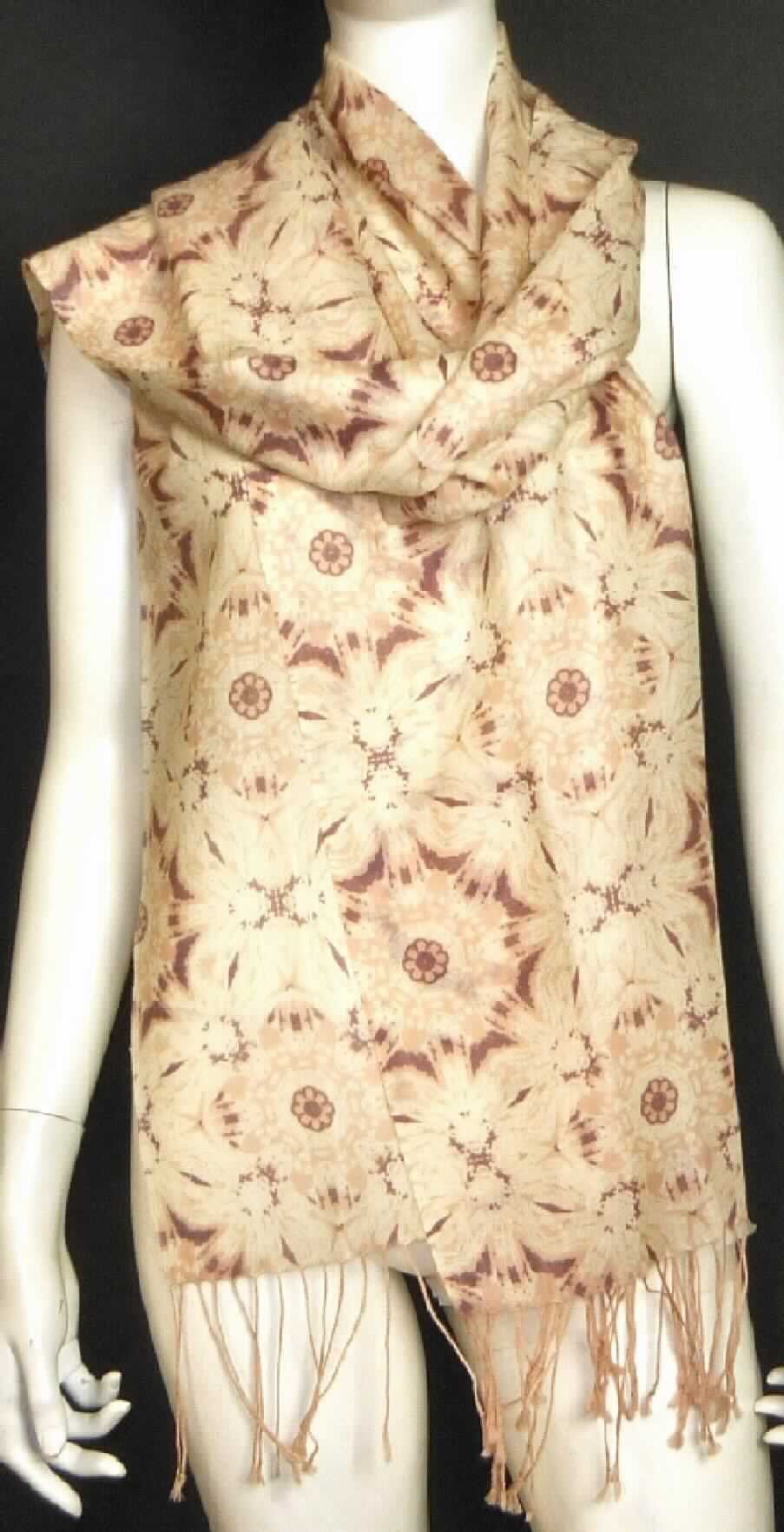 Schal, sog. Lake Eyere Scarf, W04099, in Erwachsenengröße, Foto siehe Anlage,
- aus einem ca. 0,4 mm dicken, buntbedruckten Gewebe aus laut Antrag 100 % Merinowolle,
- rechteckig; in den Abmessungen: ca. 206 cm x 66 cm (einschließlich Fransen),
- an den Längsseiten mit echten Webkanten, an den Schmalseiten mit ca. 12 cm langen Fransen aus gedrehten 
  und abgeknoteten (geknüpften) Kettfäden ausgestattet (somit konfektioniert), 
- ohne Hinweise auf Handarbeit.

"Schal, aus Geweben, aus Wolle, nicht handgearbeitet"