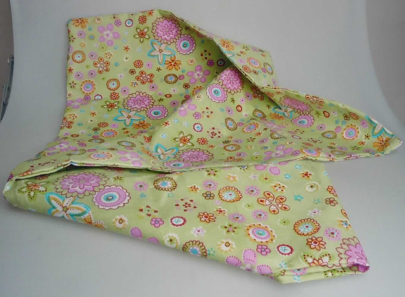 Bettwäsche, sog. Kissenhülle aus Polyester, Art.Nr. 7682100, Foto siehe Anlage,
- quadratisch, in den Abmessungen von ca. 60 cm x 60 cm,
- aus ca. 0,3 mm dicken, buntbedruckten Geweben aus lt. Antrag Polyester (synthetische Chemiefasern),
- durch Zusammennähen konfektioniert,
- an einer Seite mit einer ca. 48 cm langen Öffnung mit Reißverschluss zum Einstecken einer Kissenfüllung; 
  mit einem Schieber ohne Verriegelungsstift versehen,
- wird üblicherweise gewaschen und kennzeichnet sich nach dem Verwendungszweck und der 
  Materialbeschaffenheit als Bettwäsche, somit keine Ware zur Innenausstattung der Position 6304.

"Bettwäsche, aus Spinnstoffen, aus Geweben, bedruckt, aus Chemiefasern, keine Baumwolle enthaltend"