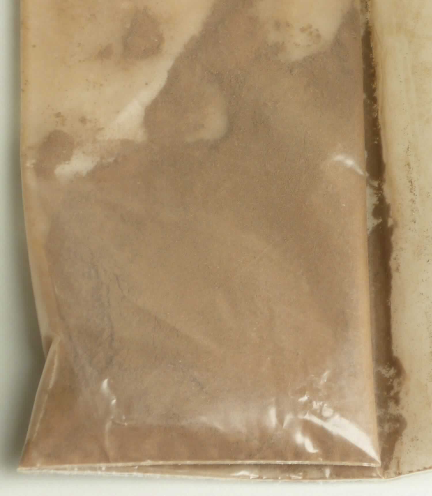 Angaben:
1. Bezeichnung: Bentonit Pulver, natürlicher Futtermittelzusatzstoff auf Tonmineralbasis 2. Herstellungsverfahren: Der Herstellungsstoff wird in der ukrainischen Lehmgrube gefördert. Lehmiges Mineral, Schichtsilikat aus der Montmorillonit-Gruppe, eine der Bentonitarten. Der geförderte Stoff wird nur naturell ausgetrocknet und dann gemahlen bis zu kleineren Körnungen. 3. Das Erzeugnis enthält keine Zusätze und besteht zu 100% aus dem geförderten Stoff. Nicht aktiviert. 4. Verwendungszweck: Futterzusatz für Tiere in der Landwirtschaft bei der Jungtieraufzucht. 5. Wirkung: verbesserte Nahrungsstoffaufnahme, Bindung von Schadstoffen (Mykotoxine, Aflatoxine), Stabilisierung der Tiergesundheit. 

Warenbeschaffenheit:
feines, braunes, rieselfähiges Pulver

Befund:
anderer Ton und Lehm, Bentonit