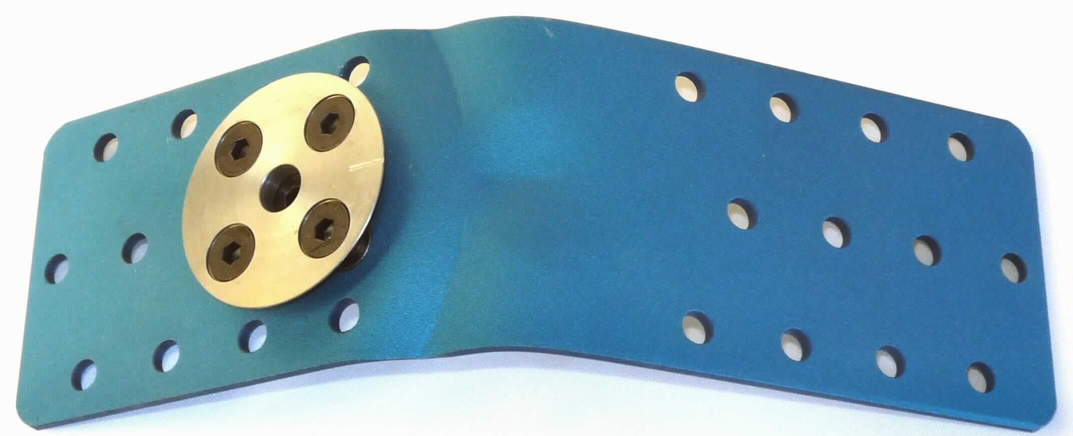 Sog. Eingussplatte für Modular-Hüftgelenk 7A4, Art.-Nr. 7A4/E2, in Form einer insgesamt ca. 22 cm langen und ca. 7 cm breiten, winkelförmigen Platte aus unedlem Metall, auf jeder Seite mit jeweils 12 Bohrungen versehen. Auf der einen Seite ist in die Bohrungen eine runde Metallplatte (Durchmesser ca. 5 cm) eingeschraubt.
Äußere Form: siehe Abbildung in der Anlage.
Die Eingussplatte wird im Beckenkorb komplett einlaminiert. Die runde Metallplatte wird mit dem  Modular-Hüftgelenk (Art.-Nr. 7A4, nicht Gegenstand dieser Auskunft) verschraubt. Durch die Bohrungen werden zum optimalen Verbund der Platte mit dem Laminierharz mehrere Kohlefaserfäden gezogen werden.
Die komplette Hüftgelenkprothese wird als dauerhafter Ersatz für das menschliche Hüftgelenk nach Hüftexartikulationen und Hemipelvektomien verwendet und verbindet den Beckenkorb mit
den distalen Modularteilen einer Becken-Beinprothese (ebenfalls nicht Gegenstand dieser Auskunft). 

Die Ware, welche in einer Kunststofftüte verpackt ist, wird als "Teil, erkennbar hauptsächlich bestimmt für ein künstliches Gelenk für Menschen" eingereiht.