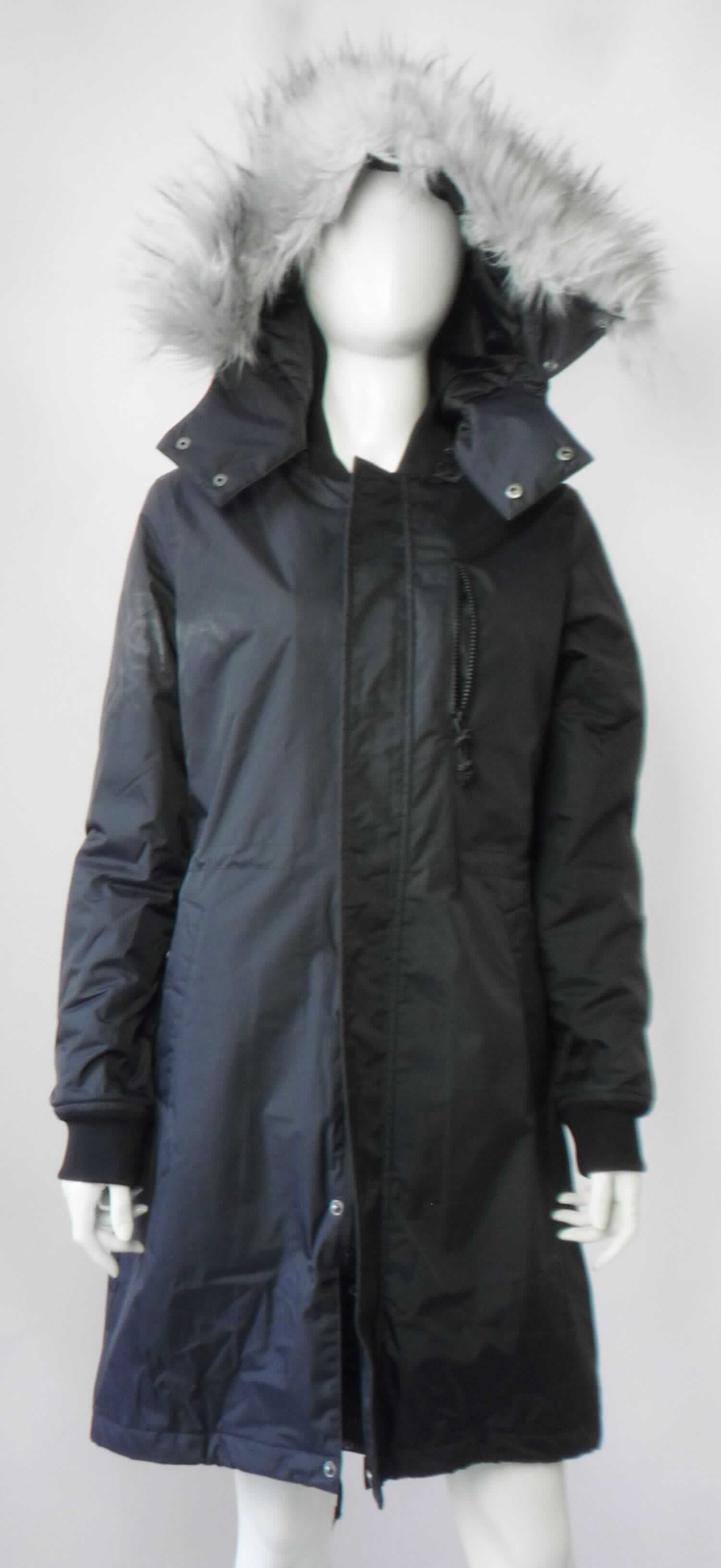 Mantel, sog. Ava Bomberjacke long, Größe S, Foto siehe Anlage,
- aus ca. 0,3 mm dicken (leichten), einfarbigen, einseitig (Innenseite) mit einer Folie aus Kunststoff (kein Zellkunst-
  stoff) versehenen Geweben der Position 5903 aus laut Antrag 100 % Nylon (synthetische Chemiefasern),
- durchgehend gefüttert,
- über den halben Oberschenkel reichend (Rückenlänge: ca. 100 cm),
- mit einer abtrennbaren Kapuze mit abtrennbarem Besatz aus Plüschgewirken,
- mit einem runden Halsausschnitt mit einer gerippt gewirkten Randeinfassung, die hinten einen Stehkragen bildet,
- vorn mit einer durchgehenden Öffnung mit Reißverschluss, verdeckt von einer von links auf rechts überlappenden 
  Patte mit Druckknopfverschluss (Männerkleidung),
- mit langen Ärmeln; an den Ärmelenden mit gerippt gewirkten Bündchen verengt,
- vorn mit drei eingesetzten Taschen mit Reißverschluss,
- mit einem ca. 14 cm hochreichenden Rückenschlitz,
- im Bereich der Taille und am unteren Rand mit einem Tunnelzug zu verengen,
- wird im Allgemeinen über jeder anderen Kleidung und zum Schutz gegen das Wetter getragen, somit keine Jacke.

"Kleidung (Mantel) aus Erzeugnissen der Position 5903, aus Geweben, für Männer"