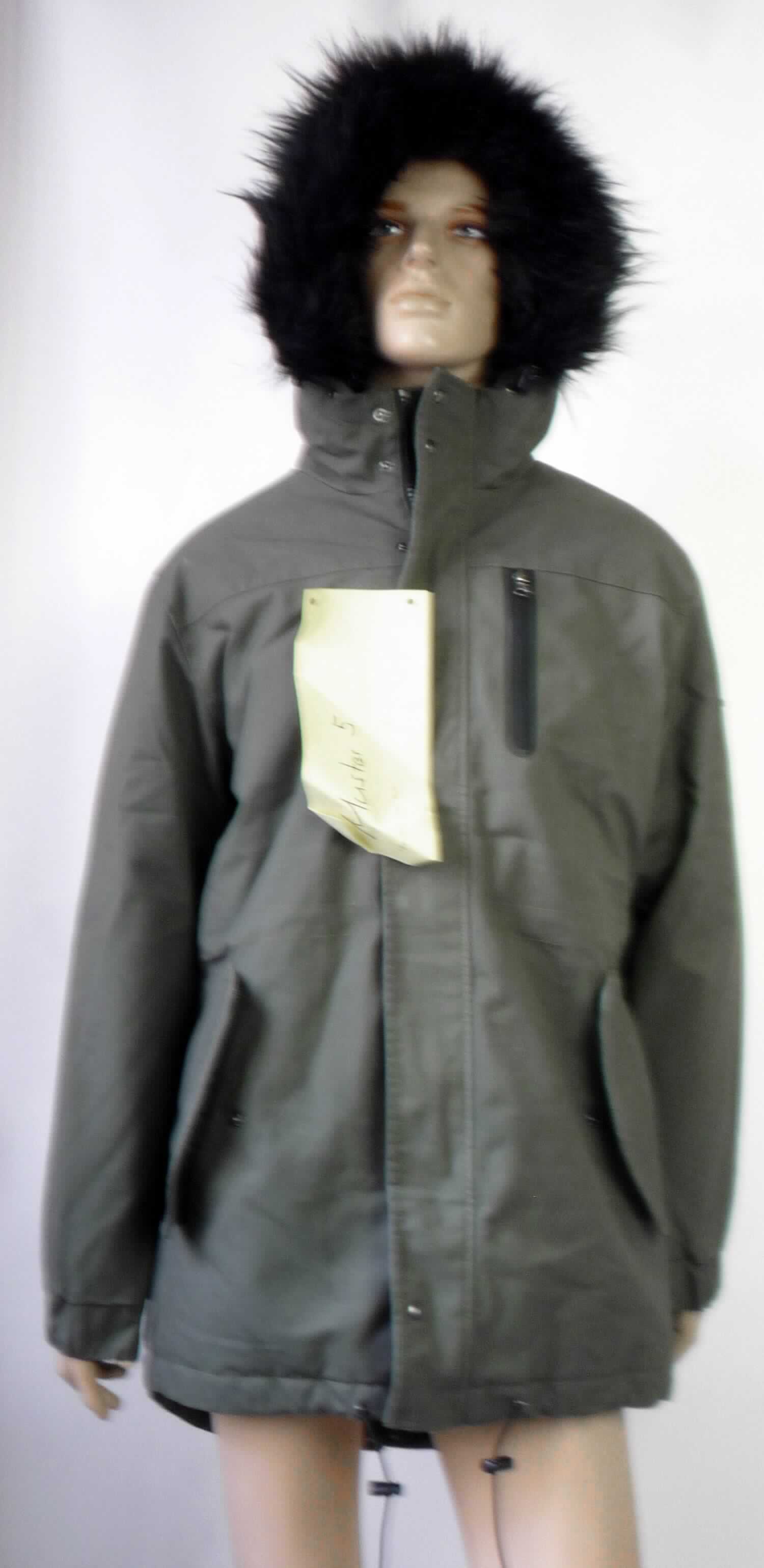 Mantel, sog. Rankin Cross Parka, Größe M, Foto siehe Anlage,
- aus ca. 0,6 mm dicken (leichten), einfarbigen, einseitig (Innenseite) mit einer Folie aus Kunststoff (laut Antrag
  Polyurethan; kein Zellkunststoff) versehenen Geweben der Position 5903 aus laut Antrag 60 % Baumwolle und 
  40 % Polyester (synthetische Chemiefasern),
- durchgehend gefüttert,
- über den halben Oberschenkel reichend (Rückenlänge: ca. 94 cm),
- mit einer angesetzten Kapuze mit Tunnelzug und abtrennbarem Besatz aus Plüschgewirken,
- vorn mit einer durchgehenden Öffnung mit Reißverschluss, verdeckt von einer von links auf rechts überlappenden 
  Patte mit Druckknopfverschluss (Männerkleidung),
- mit langen Ärmeln, an den Ärmelenden elastisch verengt,
- vorn mit einer eingesetzten Tasche mit Reißverschluss im Brustbereich und zwei eingesetzten Taschen mit Patte 
  und Druckknopfverschluss im Bereich der Taille,
- mit einem ca.16 cm hochreichenden Rückenschlitz,
- im Bereich der Taille und am unteren Rand mit einem Tunnelzug zu verengen,
- wird im Allgemeinen über jeder anderen Kleidung und zum Schutz gegen das Wetter getragen, somit keine Jacke,
- aufgrund der verwendeten Flächenerzeugnisse keine Ware der Position 6201.

"Kleidung (Mantel) aus Erzeugnissen der Position 5903, aus Geweben, für Männer"