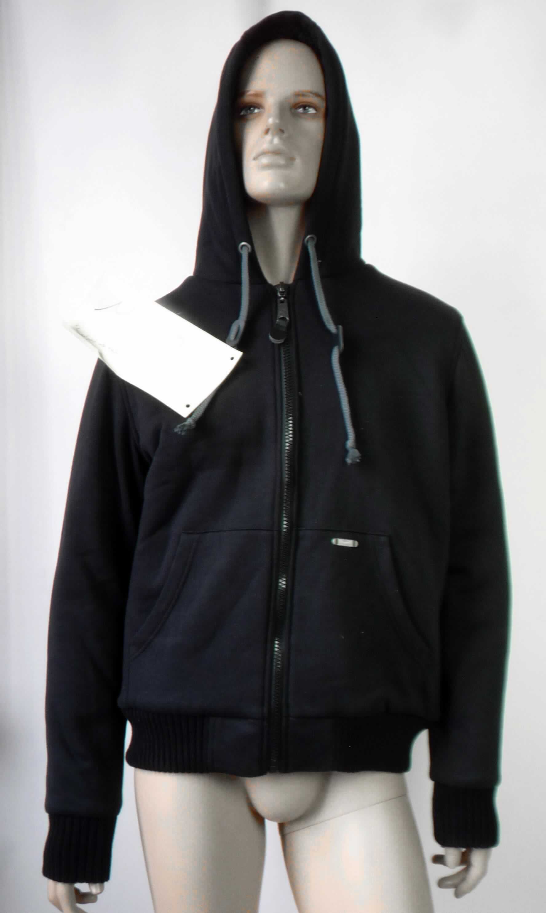 Blouson, sog. sweatjacke with teddyfur, Größe M, Foto siehe Anlage,
- aus ca. 1,7 mm dicken, einfarbigen, einseitig (Innenseite) gerauten Gewirken aus laut Antrag 75 % Baumwolle
  und 25 % Polyester (synthetische Chemiefasern),  
- über die Taille reichend (Rückenlänge: ca. 68 cm),
- mit einer angesetzten Kapuze mit Tunnelzug,
- vorn mit einer durchgehenden Öffnung mit Reißverschluss, 
- ohne Hinweise auf den Trägerkreis (unisex), somit keine Männerkleidung,
- mit langen Ärmeln, die über den unteren Rand des Kleidungsstücks hinausreichen; an den Ärmelenden mit 
  gerippt gewirkten Bündchen verengt,
- mit zwei aufgesetzten, offenen Taschen (sog. Kängurutaschen) unterhalb der Taille,
- am unteren Rand mit einem angesetzten, gerippt gewirkten, verengenden Bund,
- erfüllt die Merkmale zur Einreihung als Blouson, somit keine Jacke.

"Blouson, aus Gewirken, für Frauen, aus Baumwolle"