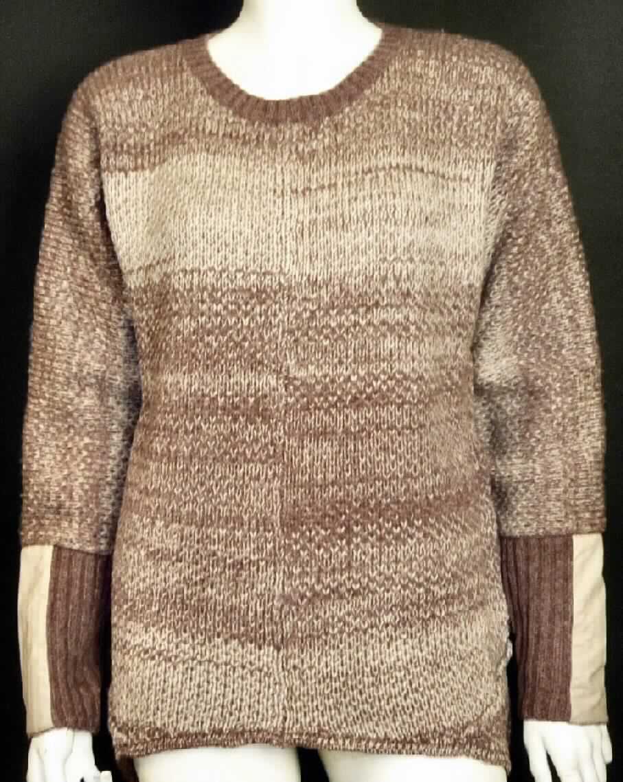 Pullover, sog. Camden Pullover, Art. W04061, Größe S, Foto siehe Anlage,
- aus ca. 3,6 mm dicken, buntgewirkten Gewirken (melierte Garne) aus laut Antrag 100 % Wolle,
- mit einem Stückgewicht von ca. 536 g,
- über die Taille reichend (Rückenlänge: ca. 65 cm), 
- mit einem runden, halsnahen Ausschnitt,
- ohne Öffnung und ohne Verschluss,
- ohne Hinweise auf den Trägerkreis (unisex),
- mit langen Ärmeln, an den Ärmelenden mit ca. 16 cm langen, gerippt gewirkten Bündchen und zusätzlich
  jeweils mit einem aufgenähten, ca. 8 cm x 16 cm großen Zuschnitt aus laut Antrag Leder verziert, 
- mit einem nicht verengenden, abgepasst gewirkten, seitlich länger gearbeiteten Abschluss am unteren Rand.

"Pullover, aus Gewirken, aus Wolle, mit einem Stückgewicht von weniger als 600 g, für Frauen"