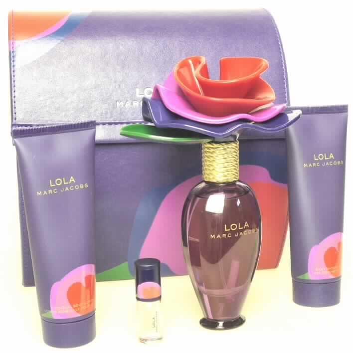 Geschenk-Set

Bei der vorliegenden Ware handelt es sich um eine Warenzusammenstellung bestehend aus einer Sprühflasche Eau de Parfum (Inhalt 50 ml) mit großer Kunststoffblüte als Deckel, einer Rollerflasche mit Eau de Parfum (Inhalt 3 ml), einer Tube Body Lotion (Inhalt 75 ml) und einer Tube Duschgel (Inhalt 75 ml) in einer truhenähnlichen Verpackung (Aufmachung für den Einzelverkauf). Die Verpackung enthält Angaben zur Zusammensetzung der einzelnen Bestandteile und zur Anwendung.

Zolltariflich handelt es sich um ein Duftwasser.