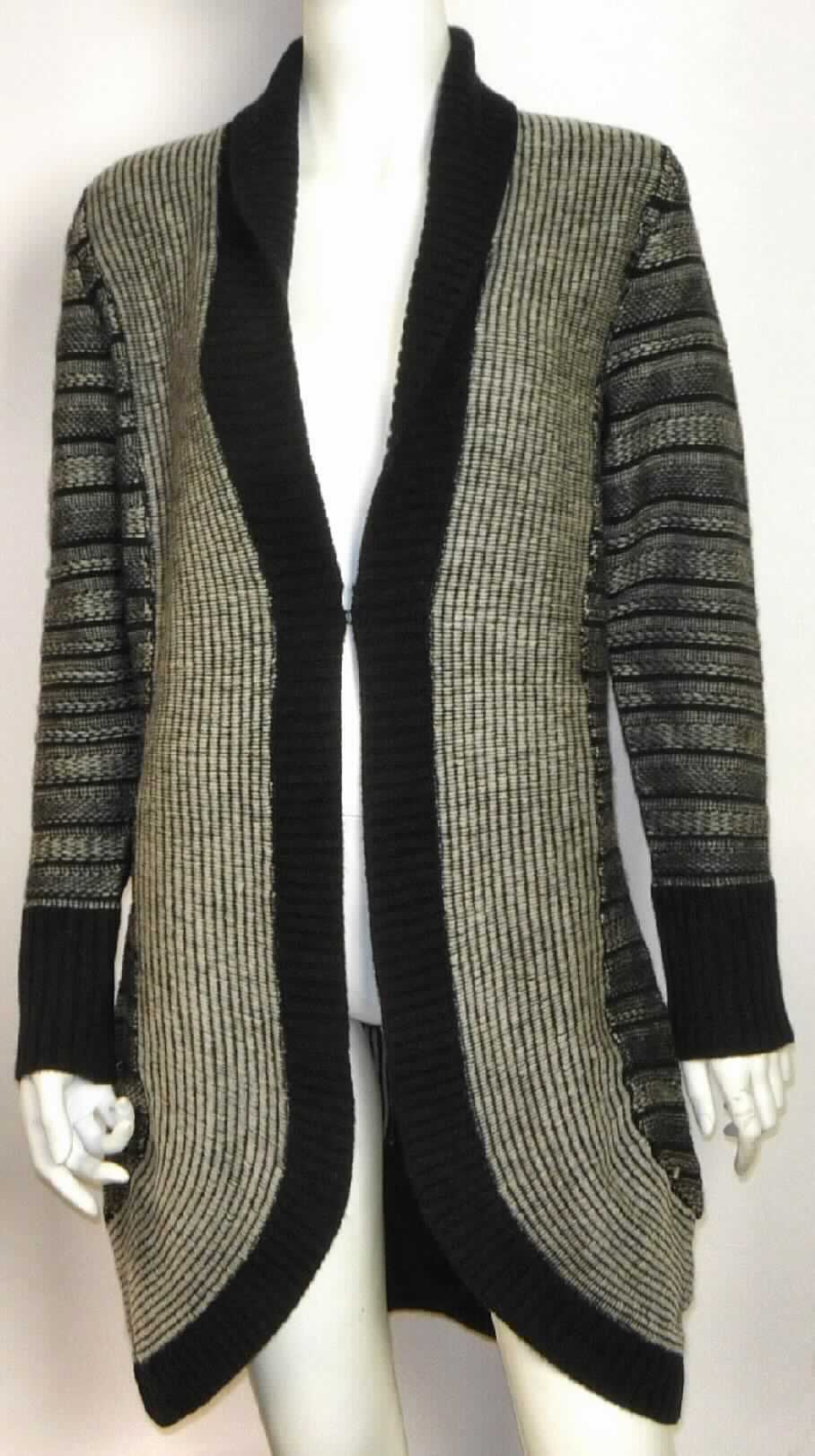 Kleidung, sog. Cardigan für Frauen, Art. W04062, Größe S, Foto siehe Anlage,
- aus ca. 2,2 mm dicken, buntgestrickten Gestricken aus laut Antrag Merinowolle, 
- über die Mitte der Oberschenkel hinausreichend (Rückenlänge: ca. 88 cm), somit nicht nur den Oberkörper 
  bedeckend, u. a. damit keine Jacke oder Strickjacke,
- ungefüttert,
- mit Umlegekragen,
- vorn mit einer durchgehenden Öffnung, in Taillenhöhe mit einem Haken von rechts auf links zu schließen 
  (Frauenkleidung), die Ränder überlappen sich nicht (damit kein Kleid),
- mit langen Ärmeln, an den Ärmelenden mit gerippt gewirkten Bündchen, 
- mit zur Mitte hin abgerundeten Vorderteilen,
- am unteren Rand und an der Öffnung mit einer gerippt gestrickten, nicht verengenden Randeinfassung 
  ausgestattet,
- wird u. a. aufgrund des Schnitts und der Ausstattung im Allgemeinen nicht über jeder anderen Kleidung und 
  zum Schutz gegen das Wetter getragen, somit kein Mantel.

"Kleidung, andere als in den Positionen 6101 bis 6113 genannte, aus Gestricken, aus Wolle"