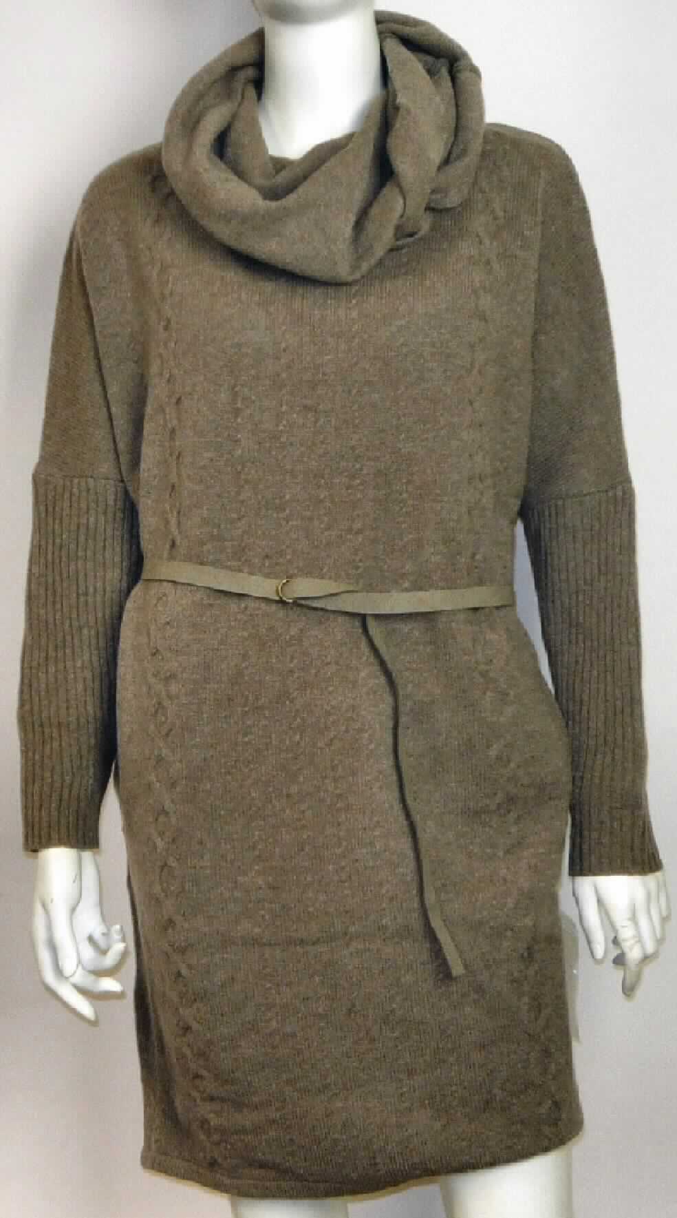 Kleid und Gürtel, sog. Tylden Sweater Dress, Art. W04065, Größe S, Foto siehe Anlage,
- stellt sich als Warenzusammenstellung dar; gemeinsam für den Einzelverkauf aufgemacht und zur Befriedigung 
  eines speziellen Bedarfs zusammengestellt,
- Kleid: 
-- aus bis zu 3,2 mm dicken, unterschiedlich strukturierten, buntgewirkten Gewirken (melierte Garne) aus lt. Antrag 
   100 % Merinowolle,
-- über den halben Oberschenkel reichend (Rückenlänge: ca. 86 cm), 
-- mit einem weiten Rollkragen,
-- ohne Öffnung und ohne Verschluss,
-- mit langen Ärmeln, die teilweise aus ca. 3 mm dicken, gerippt gewirkten Gewirken gearbeitet sind,
-- am unteren Rand abgepasst gewirkt,
-- kann ohne ein weiteres, den Unterkörper bedeckendes Kleidungsstück getragen werden,
- Gürtel:
-- aus lt. Antrag Leder,
-- mit einer Länge von ca. 130 cm und einer Breite von ca. 1,5 cm,
-- mit einer Schnalle aus unedlem Metall,
- insbesondere im Hinblick auf den Umfang bestimmt das Kleid den Charakter der Warenzusammenstellung.

"Kleid, aus Gewirken, für Frauen, aus Wolle"
