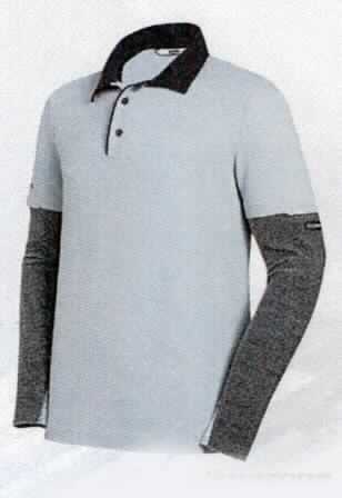Hemd, sog. Poloshirt mit angenähtem partiellem Schnittschutz, Art. 7880, Größe L, Foto siehe Anlage,
- aus ca. 0,7 mm dicken, einfarbigen Gewirken aus laut Antrag 55 % Baumwolle und 45 % Polyester (synthetische
  Chemiefasern),
- mit Ärmeln aus ca. 1,1 mm dicken, buntgewirkten Schutzgewirken (Schnittschutz) aus laut Antrag 
  43 % Bambusfasern (künstliche Chemiefasern), 35 % Glasfasern und 22 % Elasthan (synthetische Chemiefasern),
- mit durchschnittlich 10 oder mehr Maschen je linearen Zentimeter in jeder Richtung,
- über den Schritt reichend (Rückenlänge: ca. 77 cm),
- mit einem kontrastfarbenen Umlegekragen,
- vorn mit einer kurzen Öffnung mit Knopfverschluss von links über rechts (Männerkleidung),
- mit angenähten, langen Ärmeln,
- am unteren Rand durch Umschlagen und Festnähen gesäumt,
- keine Einreihung als Arbeits- und Berufskleidung, da innerhalb der Position 6105 keine Unterposition für 
  Arbeits- und Berufskleidung vorgesehen ist,
- im Hinblick auf das äußere Erscheinungsbild und den Umfang ist das Gewirke aus Baumwolle das für die 
  Spinnstoffermittlung maßgebende Flächenerzeugnis.

"Hemd, aus Gewirken, für Männer, aus Baumwolle"