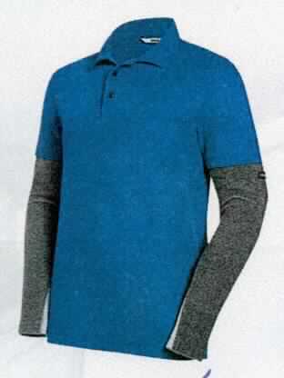 Hemd, sog. Poloshirt mit angenähtem partiellem Schnittschutz, Art. 7881, Größe L, Foto siehe Anlage,
- aus ca. 0,8 mm dicken, einfarbigen Gewirken aus laut Antrag 100 % Baumwolle,
- mit Ärmeln aus ca. 1,1 mm dicken, buntgewirkten Schutzgewirken (Schnittschutz) aus laut Antrag
  43 % Bambusfasern (künstliche Chemiefasern), 35 % Glasfasern und 22 % Elasthan (synthetische Chemiefasern),
- mit durchschnittlich 10 oder mehr Maschen je linearen Zentimeter in jeder Richtung,
- über den Schritt reichend (Rückenlänge: ca. 80 cm),
- mit einem Umlegekragen,
- vorn mit einer kurzen Öffnung mit Knopfverschluss von links über rechts (Männerkleidung),
- mit angenähten, langen Ärmeln,
- am unteren Rand durch Umschlagen und Festnähen gesäumt,
- keine Einreihung als Arbeits- und Berufskleidung, da innerhalb der Position 6105 keine Unterposition für 
  Arbeits- und Berufskleidung vorgesehen ist,
- im Hinblick auf das äußere Erscheinungsbild und den Umfang ist das Gewirke aus Baumwolle das für die 
  Spinnstoffermittlung maßgebende Flächenerzeugnis.

"Hemd, aus Gewirken, für Männer, aus Baumwolle"