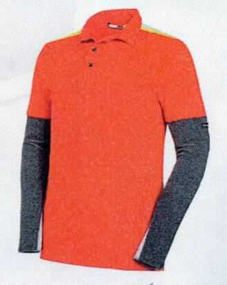 Hemd, sog. Poloshirt mit angenähtem partiellem Schnittschutz, Art. 7882, Größe L, Foto siehe Anlage,
- aus ca. 0,9 mm dicken, gerauten, einfarbigen Gewirken aus laut Antrag 54 % Modacryl (synthetische 
  Chemiefasern), 44 % Baumwolle und 2 % Carbon,
- mit Ärmeln aus ca. 1,1 mm dicken, buntgewirkten Schutzgewirken (Schnittschutz) aus laut Antrag 
  43 % Bambusfasern (künstliche Chemiefasern), 35 % Glasfasern und 22 % Elasthan (synthetische Chemiefasern),
- mit durchschnittlich mehr als 10 Maschen je linearen Zentimeter in jeder Richtung,
- über den Schritt reichend (Rückenlänge: ca. 77 cm),
- mit einem Umlegekragen,
- vorn mit einer kurzen Öffnung mit Knopfverschluss von links über rechts (Männerkleidung),
- mit angenähten, langen Ärmeln,
- im Schulterbereich mit aufgenähten, ca. 5 cm breiten, reflektierenden Streifen aus Geweben ausgestattet, 
- am unteren Rand durch Umschlagen und Festnähen gesäumt,
- keine Einreihung als Arbeits- und Berufskleidung, da innerhalb der Position 6105 keine Unterposition für 
  Arbeits- und Berufskleidung vorgesehen ist,
- im Hinblick auf das äußere Erscheinungsbild und den Umfang ist das Gewirke aus synthetischen Chemiefasern
  das für die Spinnstoffermittlung maßgebende Flächenerzeugnis.

"Hemd, aus Gewirken, für Männer, aus synthetischen Chemiefasern"