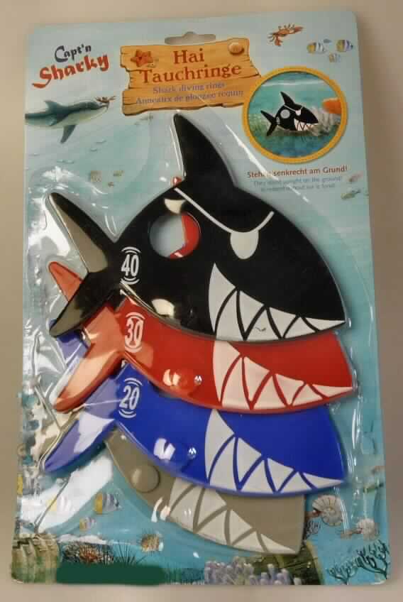 Das in einer Blisterpackung aufgemachte Set besteht aus vier stilisierten Fischen (Haien) aus festen Kunststoffen, ca. 20 x 17 cm groß, zweidimensional gestaltet. Die Figuren sind in vier verschiedenen Farben vorhanden (rot, blau, grau und schwarz), sind jeweils mit einer kreisrunden Stanzung (Durchmesser ca. 3 cm) als Griffloch ausgestattet und unterscheiden sich durch die numerische Aufschrift (10, 20, 30, 40). Die Erzeugnisse sind jeweils am unteren Rand mit einem Gewicht ausgestattet, so dass sie nach Verpackungsangaben am Grund (z.B. des Schwimmbeckens) senkrecht stehen und somit als kindgerecht gestaltete Tauchringe erkennbar dem Wassersport dienen.

Die Ware ist als "Ausrüstungsgegenstand für den Wassersport, kein Windsurfer" einzureihen.