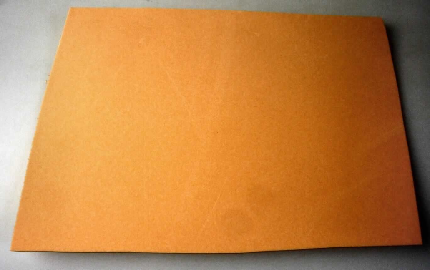 Angaben des Antragstellers:
PE-LITE A-20, 110P62/40
40 mm x 1000 mm x 1000 mm
Zusammensetzung: 68,5 % Ethylenvinylacetat-Copolymer, 28,5 % Calciumcarbonat, 1,3 % Zinkoxid, 0,3 % Zinkstearat.

Untersuchungsergebnisse an einem Warenmuster:
Abschnitt einer orangefarbenen, zelligen, flexiblen Kunststoffmatte aus einem Ethylenvinylacetat-Copolymer (Dicke: ca. 2,1 mm).

Befund:
Es liegt ein Flacherzeugnis aus Zellkunststoff im Sinne der Position 3921 vor.