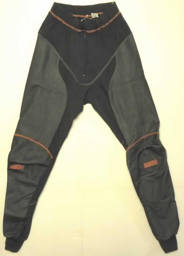 Lange Hose für Männer, Größe S, Foto siehe Anlage,
- aus 2,2 mm dicken, dreilagigen, durch Kleben verbundenen Flächenerzeugnissen aus laut Antrag
  100 % Polyester (synthetische Chemiefasern), mit einer Außenlage aus Gewirken, einer Innenlage
  aus gerauten Gewirken und einer Zwischenlage aus Kunststofffolie, die im Querschnitt nicht mit
  bloßem Auge wahrnehmbar ist (kein Gewirke der Position 5903, somit keine Kleidung der Position 6113)
  sowie aus 0,9 mm dicken gerauten Gewirken,
- in der Taille abschließend, mit einem durchgehenden, elastischen Taillenbund,
- vorn unterhalb des Taillenbundes mit einem Eingriff mit Reißverschluss; auf Grund der Funktion
  eindeutig als Männerkleidung erkennbar,
- mit knöchellangen Hosenbeinen, 
- an den Beinabschlüssen mit angesetzten, gerippten Bündchen aus Gewirken,
- kennzeichnet sich aufgrund der Ausstattung und des Verwendungszwecks (wird zum Wärmen zwischen
  Unterwäsche und Oberkleidung getragen) nicht als Unterhose (Unterwäsche) der Position 6107.

"Lange Hose, aus Gewirken, für Männer, aus synthetischen Chemiefasern"