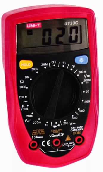 Das sog. Digital-Multimeter UNI-T UT33C in Form eines unvollständigen Multifunktionsgerätes (Messfühler und Batterie fehlen) besteht im Wesentlichen aus einem ca. 130 x 73,5 x 35 mm großen Gehäuse aus Kunststoff, mit LC-Display, Drehschalter zum Wählen der Messfunktion, drei Anschlussbuchsen, ohne Registriervorrichtung (äußere Form siehe Abbildung in der Anlage).
Das batteriebetriebene Multimeter dient dem Messen der elektrischen Größen Gleich-/Wechselspannung, Gleichstrom und Widerstand (den Charakter bestimmende Haupttätigkeit) sowie der Temperaturmessung.

Die Ware wird als "Gerät zum Messen elektrischer Größen (Spannung, Stromstärke, Widerstand), in Form eines Multimeters ohne Registriervorrichtung, keine Ware der UPos. (TARIC) 9030 1000 10 bis 9030 3100 10" eingereiht.