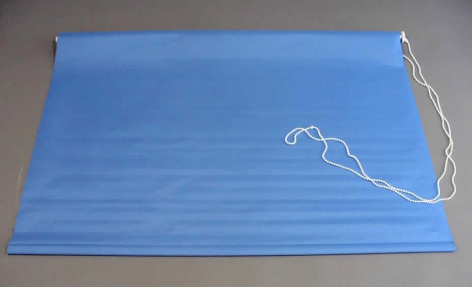 Innenrollo, Foto siehe Anlage,
- mit Befestigungsmaterial in einer Kunststoffverpackung verpackt,
- rechteckig, mit den Abmessungen von ca. 160 cm x 100 cm,
- aus ca. 0,5 mm dicken, einfarbigen, einseitig (Innenseite) mit einer Kunststofffolie (kein Zellkunststoff) 
  überzogenen Geweben der Position 5903, laut Antrag aus 100 % Polyester,
- mit einer Oberschiene aus augenscheinlich Aluminium sowie Endkappen und einer Unterschiene aus 
  augenscheinlich Kunststoff,
- mit einem seitlich angebrachten Kettenzug zu regulieren,
- durch Zusammenfügen konfektioniert,
- die Gewebe verleihen der Ware im Hinblick auf den Umfang und die Bedeutung des Stoffes in Bezug auf die
  Verwendung den wesentlichen Charakter.

"Innenrollo, aus Spinnstoffen, aus Geweben, aus synthetischen Chemiefasern"