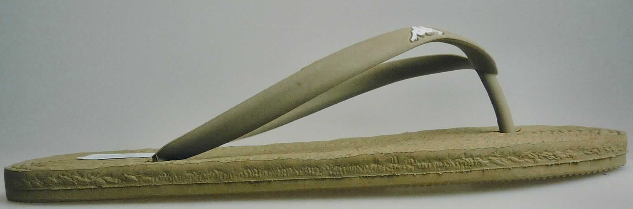 Zehenstegsandalen (lt. Antrag: "Flip Flops / Stegsandalen, unisex, Art. Nr.: 241 610 Hippo"; Foto siehe Anlage)
- mit Laufsohlen aus (lt. Antrag) Kunststoff,
- mit zehenfreiem Oberteil aus Kunststoffriemen, die an drei Punkten mit der Sohle durch Zapfen 
  zusammengesteckt sind

"Schuhe mit Laufsohlen und Oberteil aus Riemen aus Kunststoff, mit der Sohle durch Zapfen zusammengesteckt; 
keine Sportschuhe"