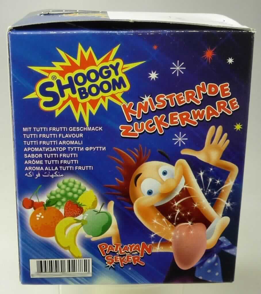 Zuckerware; Knisterbrause

Bei dem vorgelegten Warenmuster handelt es sich um ein gekörntes Granulat (bis zu 5 mm Durchmesser). Unter Einwirkung von Feuchtigkeit beginnt sich das süß und fruchtig riechende Erzeugnis unter Knistern aufzulösen. Die Ware ist zu deklarierten 7 g in einem bunt bedruckten Metallfolienbeutel mit mehrsprachiger Aufschrift für den Einzelverkauf aufgemacht und wird in fünf Geschmacksrichtungen (Erdbeere, Tutti Frutti, Apfel, Cola, Zitrone) gehandelt.

Nach dem Ergebnis der hier durchgeführten Untersuchung enthält die Ware (gemäß VO (EG) Nr. 900/2008 und VO (EU) Nr. 118/2010): 
- Stärke/Glucose: 25 bis weniger als 50 GHT;
- Saccharose/Invertzucker/Isoglucose: mehr als 50 GHT.
Milchfett und Milchprotein werden auf Grund der Zutatenliste ausgeschlossen. 

Das Erzeugnis ist als andere Zuckerware ohne Kakaogehalt, mit einem Gehalt an Saccharose (einschließlich Invertzucker als Saccharose berechnet) von weniger als 70 GHT, in den TARIC-Code 1704909919 einzureihen.