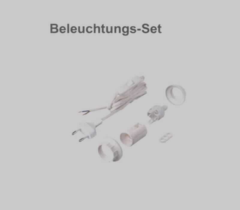 Das sog. "Beleuchtungs-Set, Art. 0503054555" besteht im Wesentlichen aus einer Lampenfassung E14, die mit einem Kunststoffgehäuse mit Außengewinde zusammengesteckt wird, einer Überwurfmutter mit Schraubgewinde aus Kunststoff an der einen und einer Lampenüberwurfmutter mit Schraubgewinde aus Kunststoff an der anderen Seite zur Aufnahme/Befestigung eines Lampenschirms (nicht Gegenstand der Auskunft) und einer elektrischen Zuleitung (Kabel) mit Zwischenschalter und Netzstecker sowie einer Kabelaufhängung/Zugentlastung aus Kunststoff.

Aufgrund des fehlenden Lampenschirms verfügt die noch nicht zusammengesetzte Ware nicht über die wesentlichen Beschaffenheitsmerkmale einer vollständigen Leuchte. Sie ist erkennbares und notwendiges Teil eines Beleuchtungskörpers. 


Das Erzeugnis ist als "erkennbares Teil für einen elektrischen Beleuchtungskörper, anderweit weder genannt noch inbegriffen, aus Kunststoff, nicht für zivile Luftfahrzeuge" einzureihen.